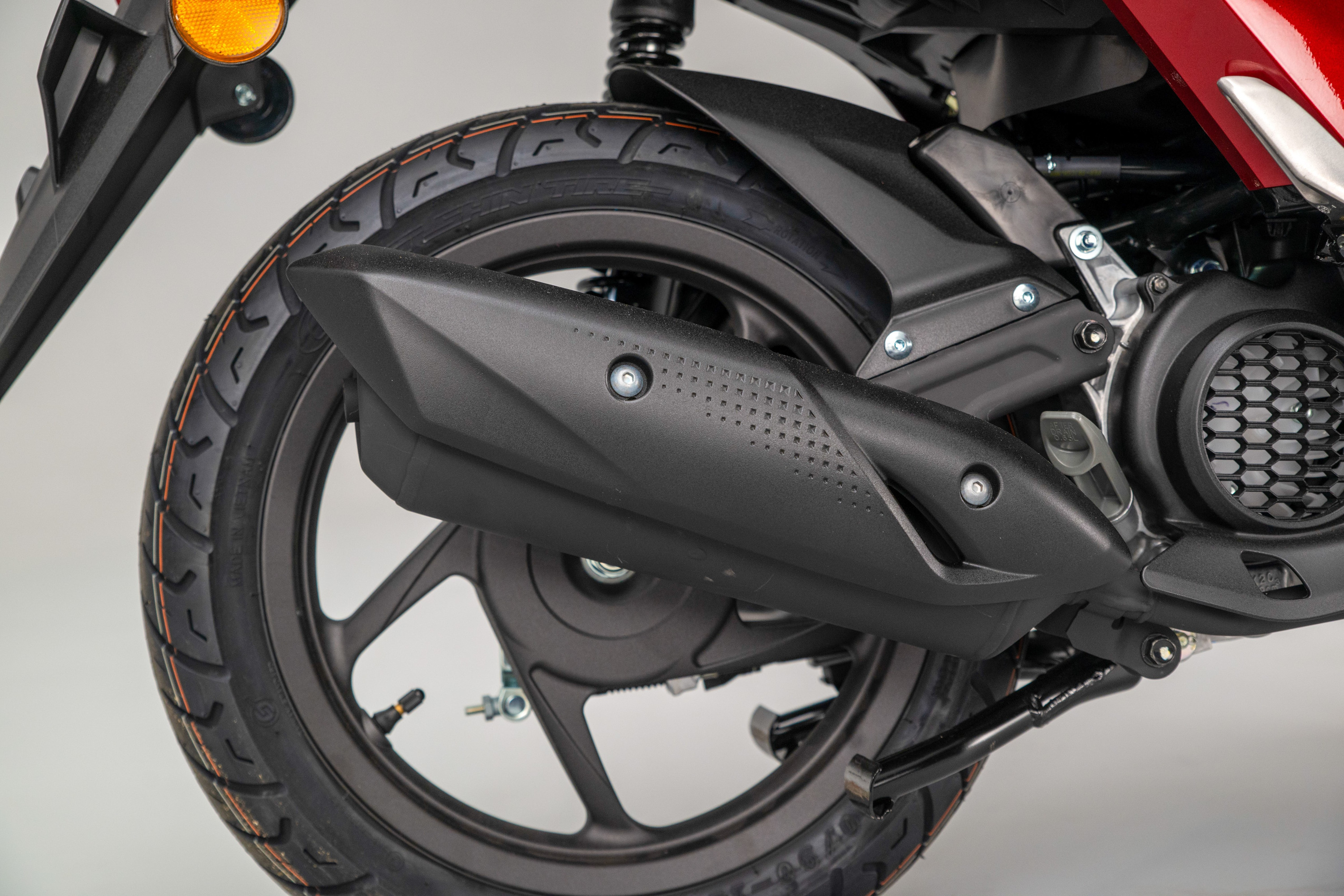 Honda Vision 110 2021 : roue arrière et pot d'échappement