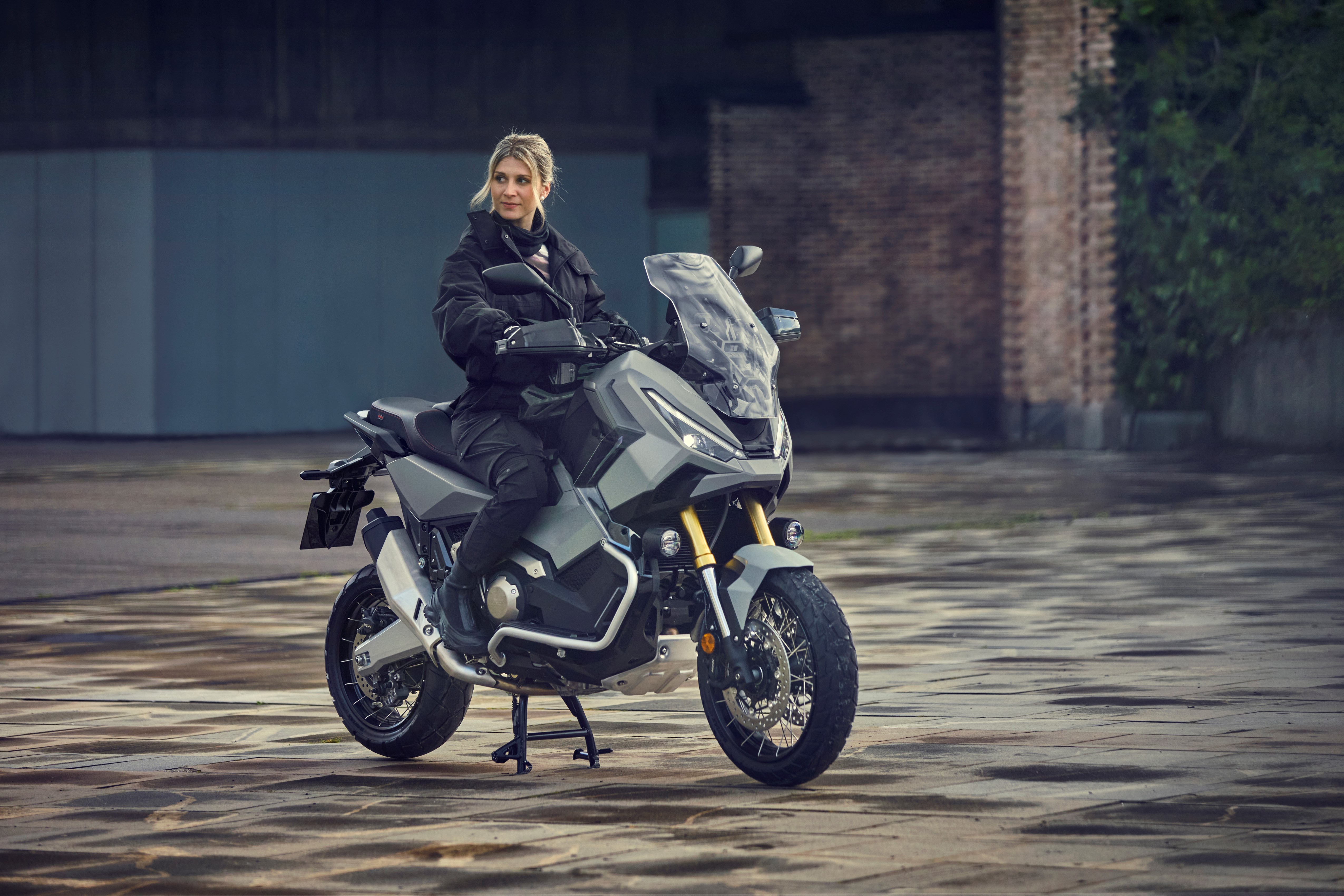 Honda X-ADV 2025 : avec pilote 