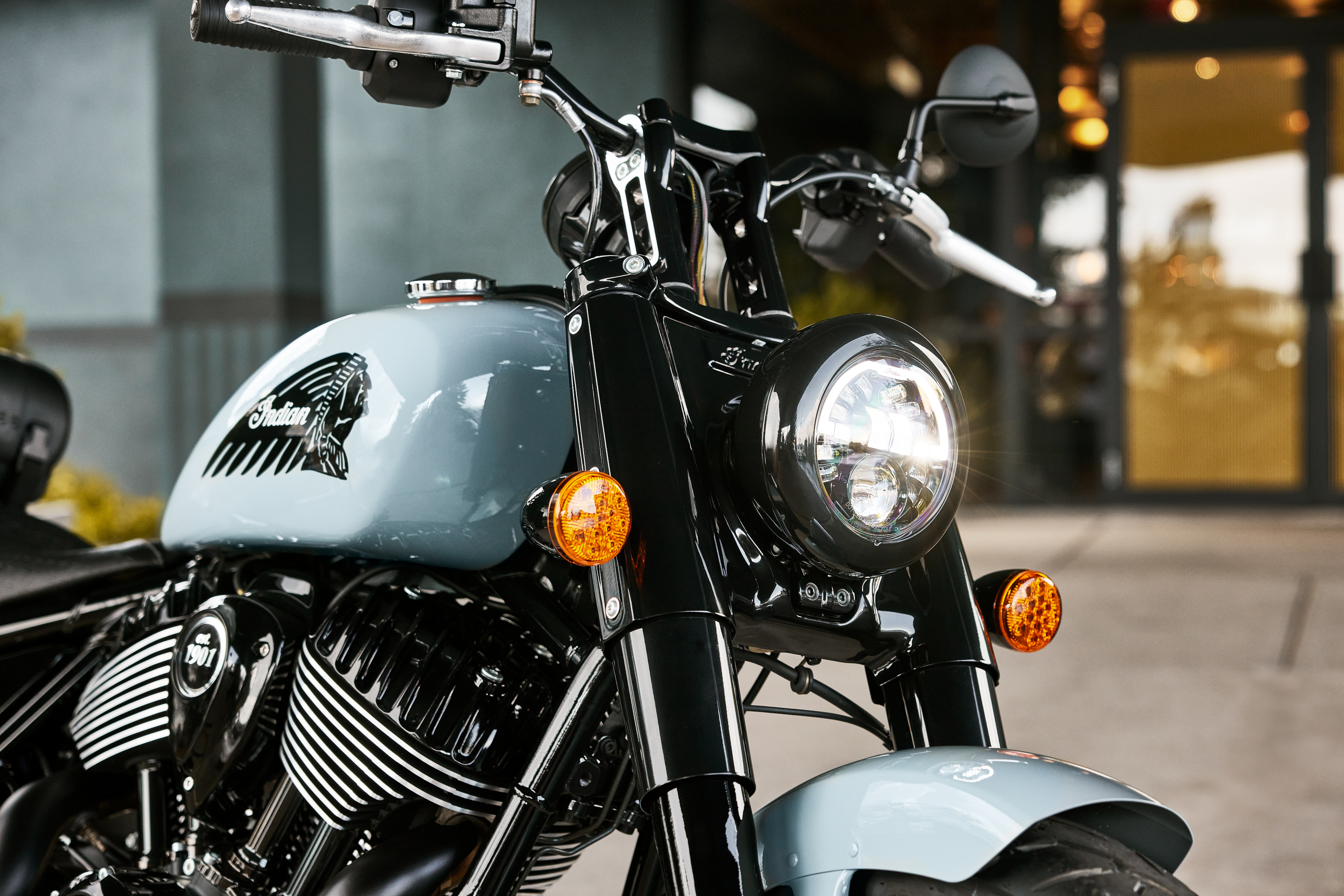 Indian Chief Bobber Dark Horse 2025 : détail phare avant