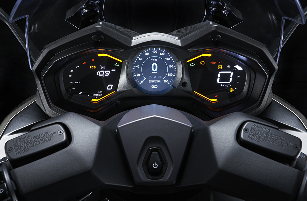 Kymco AK Premium 2024 : détail écrans compteurs