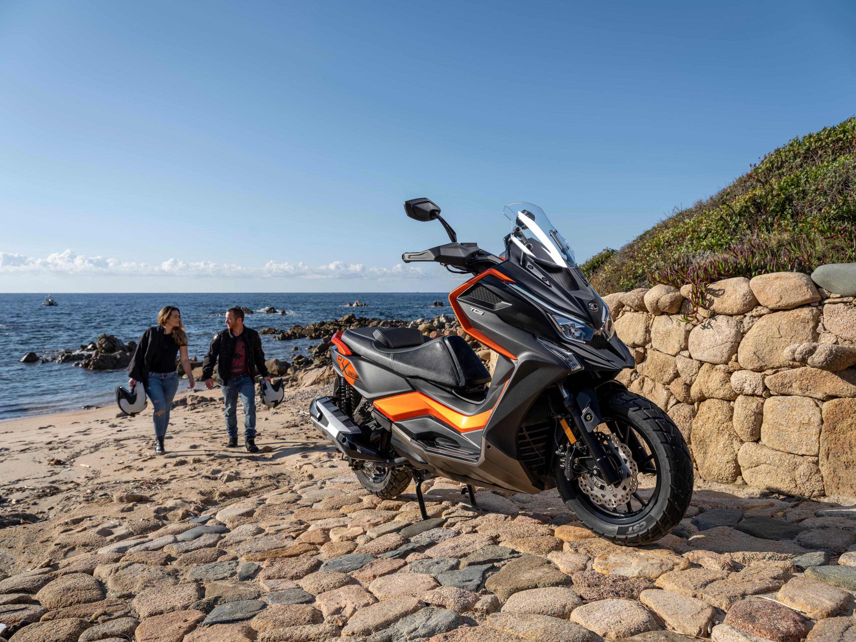Kymco DTX 360 2024 : trois quarts avant droit statique en bord de mer