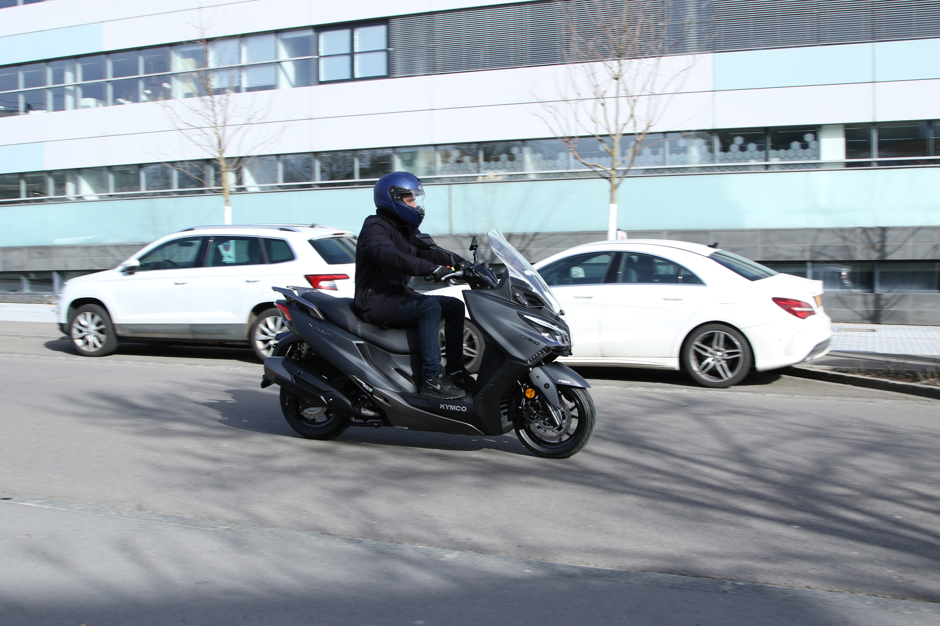 Kymco X.Town City 300 2024 : profil droit en ville