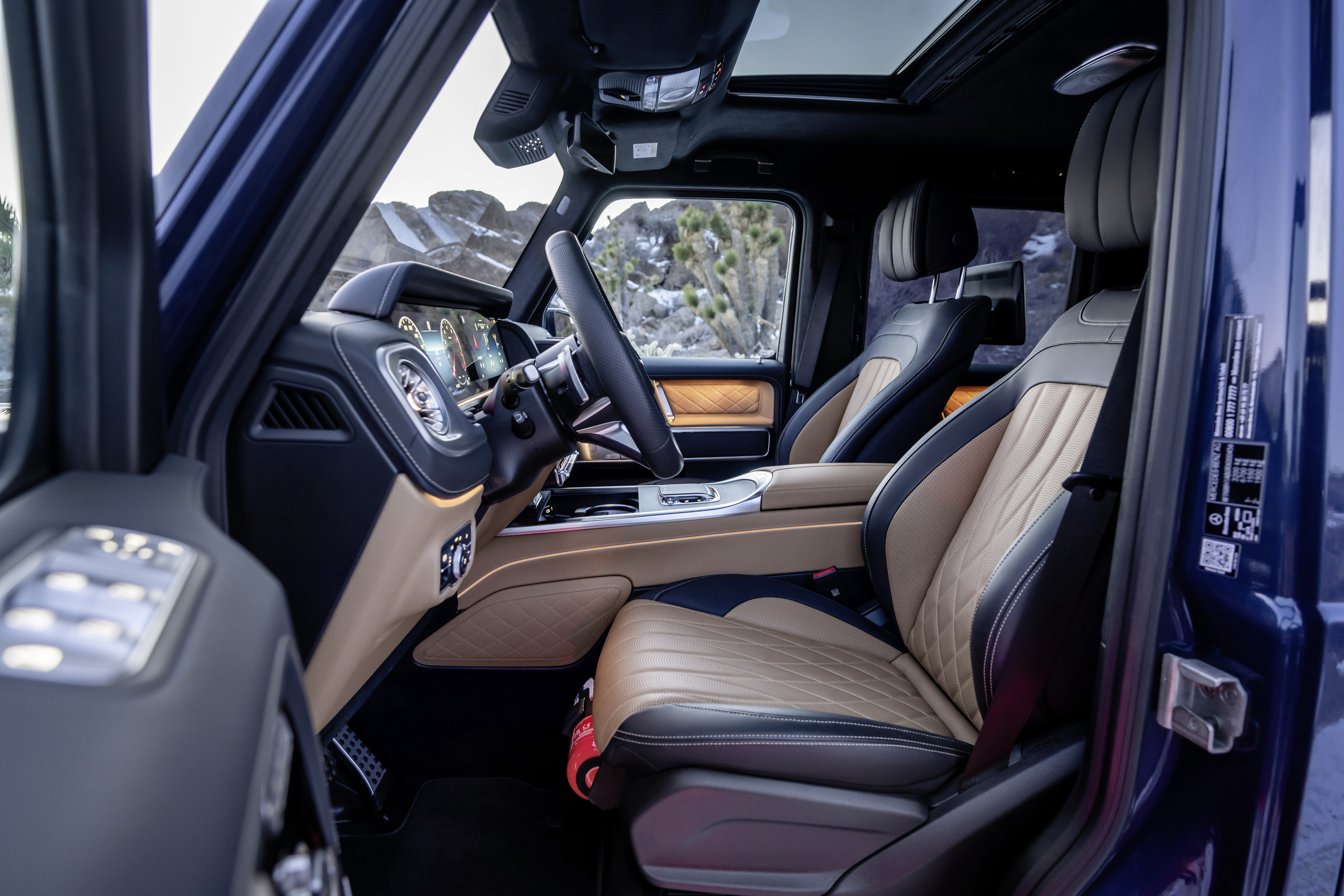 Mercedes Classe G 500 2024 : intérieur vu de la portière conducteur
