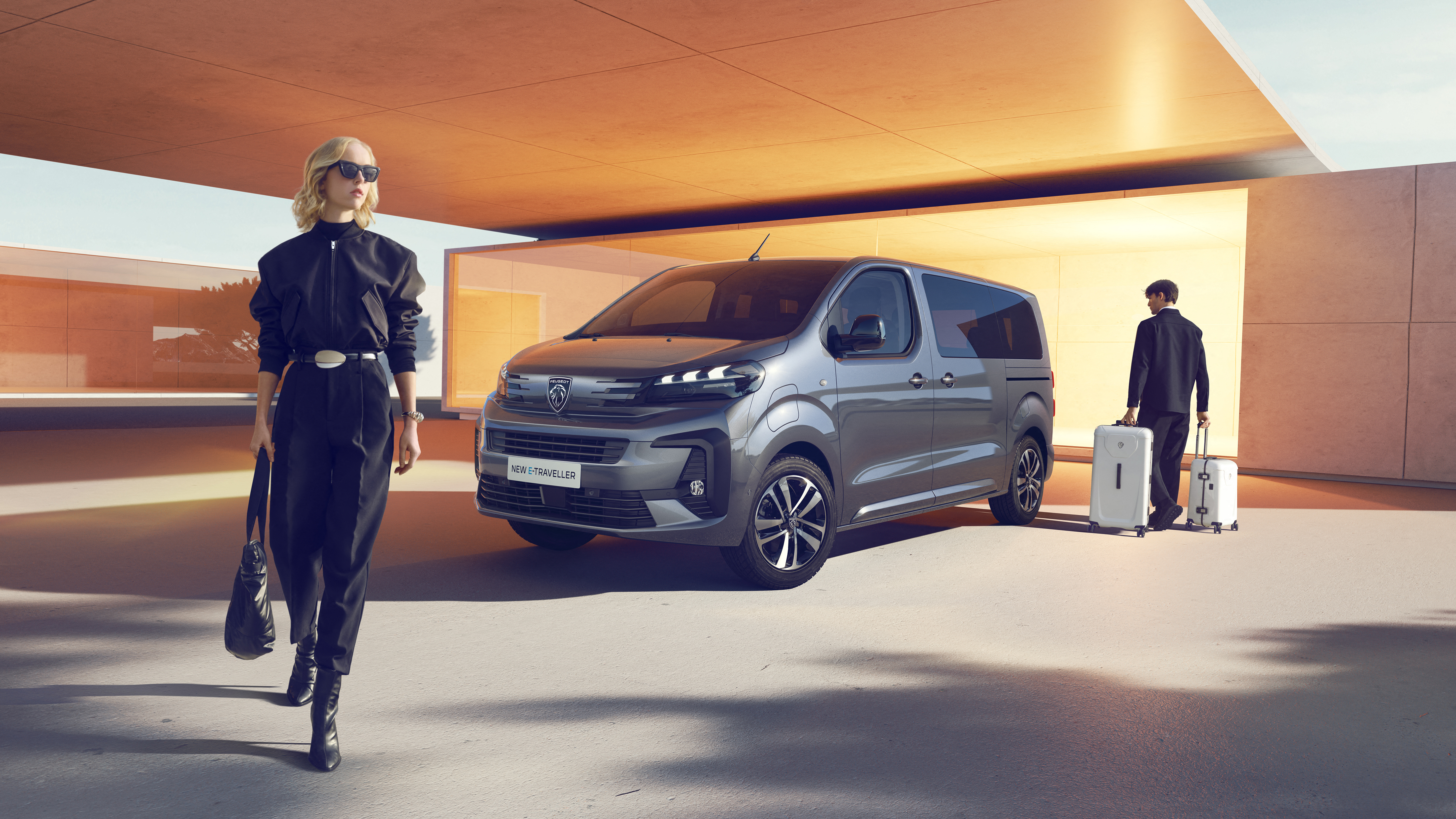 Peugeot e-Traveller 2024 : vue avant gauche avec mannequin