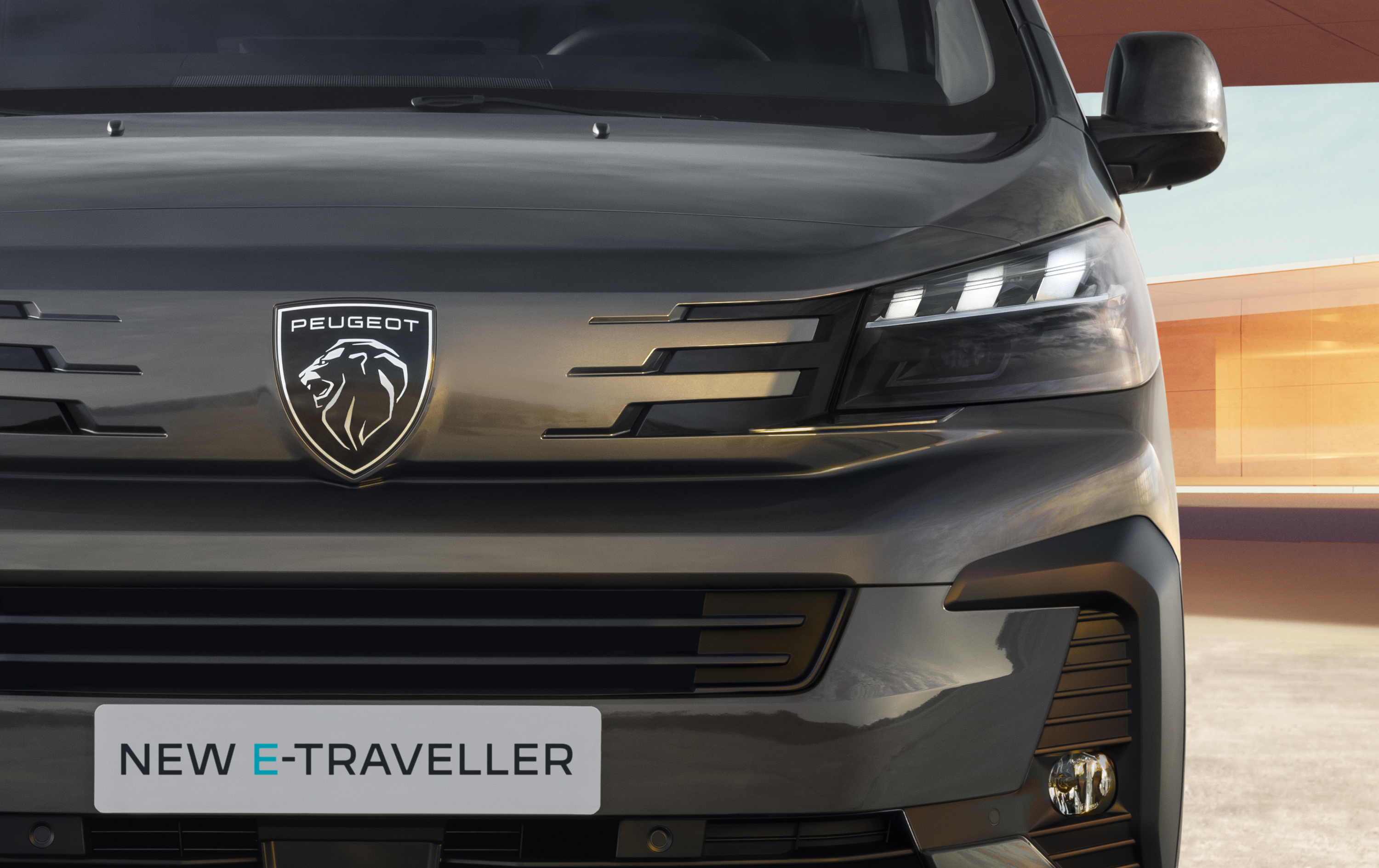 Peugeot Traveller 2024 : détail calandre et phare