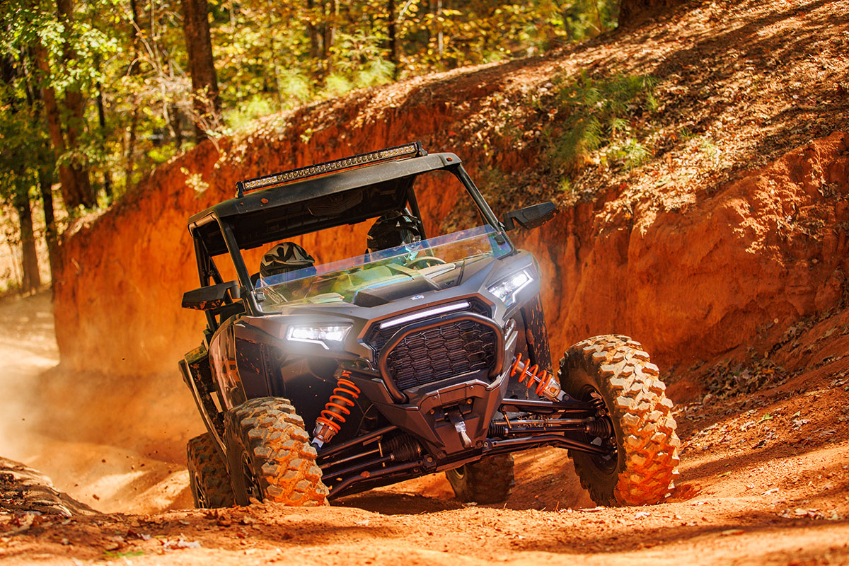 Polaris RZR XP 2023 : face avant en action sur chemin