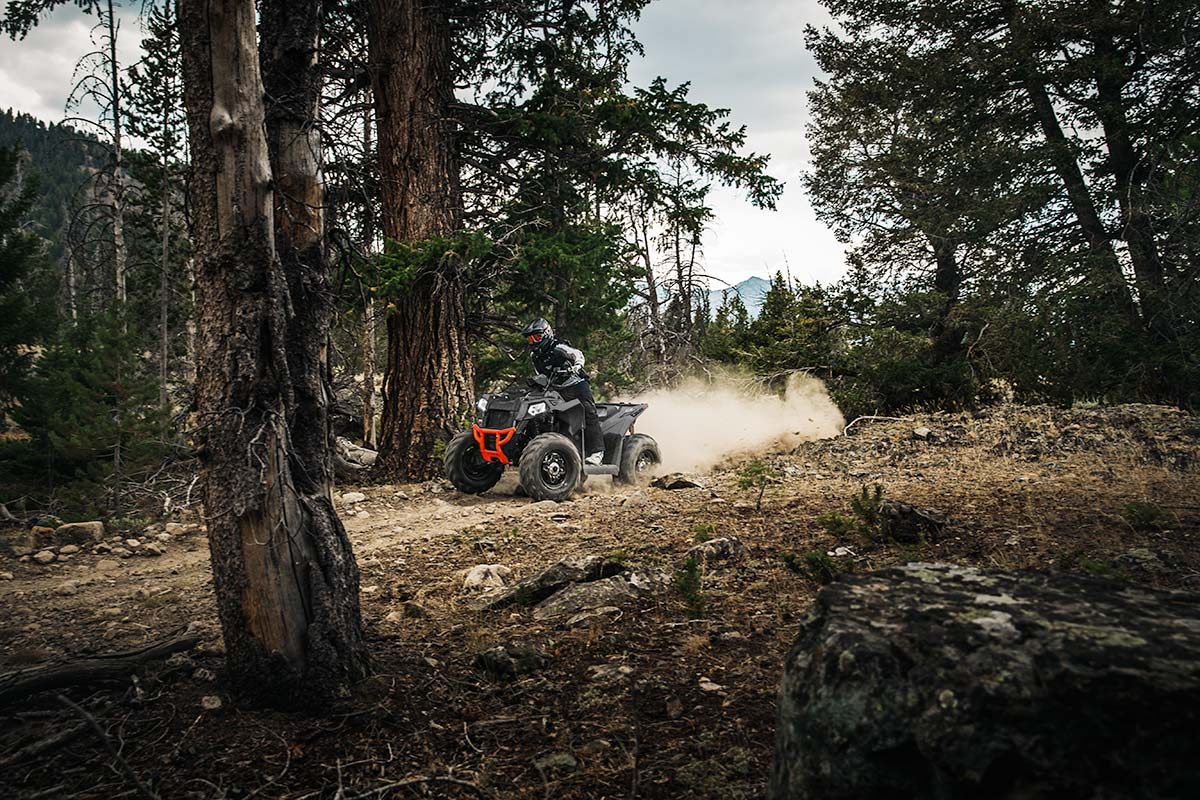 Polaris Scrambler XP 1000 2023 : en action sur un chemin