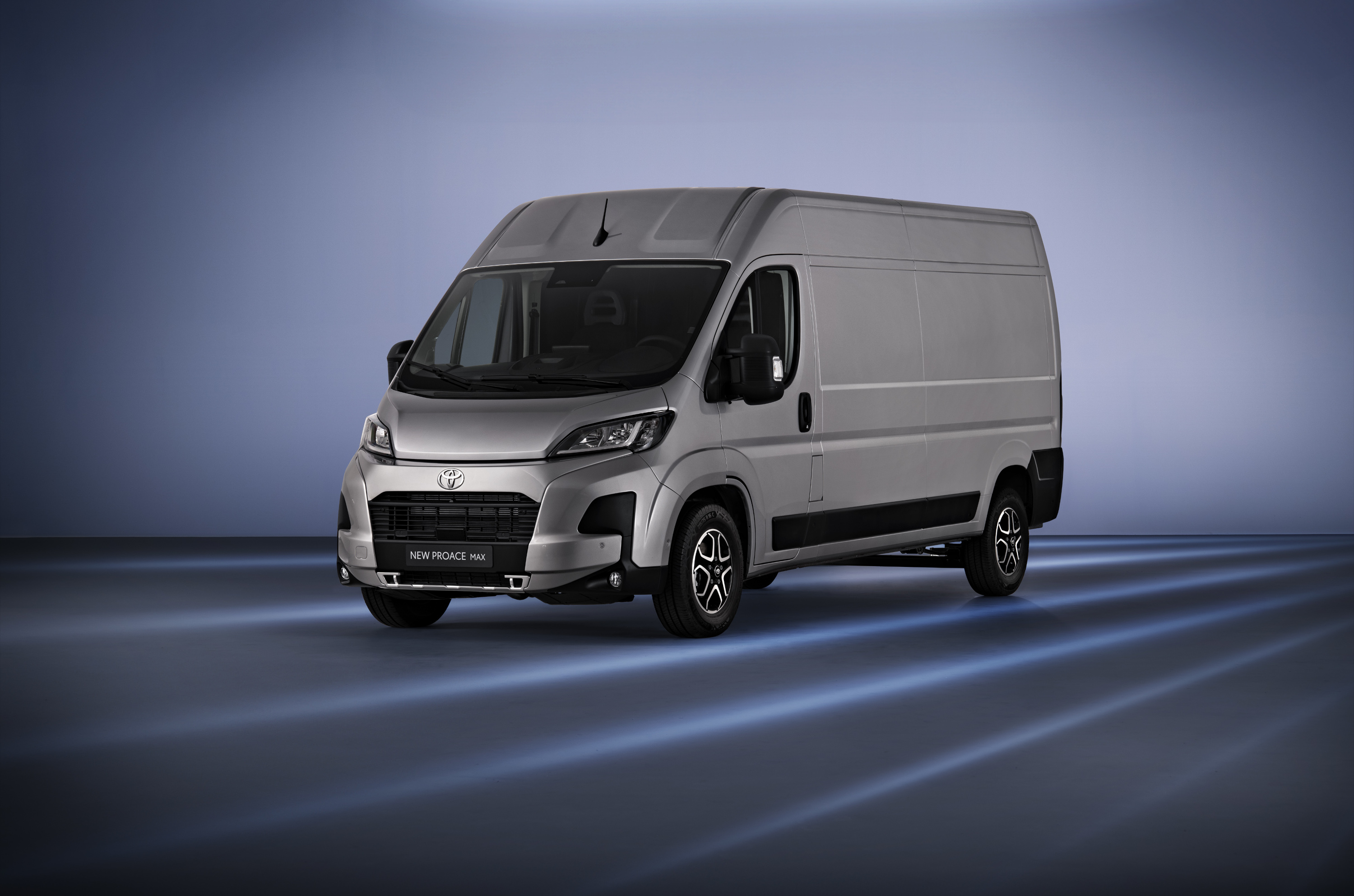 Fourgon Toyota Proace Max 2024 : trois quarts avant gauche statique