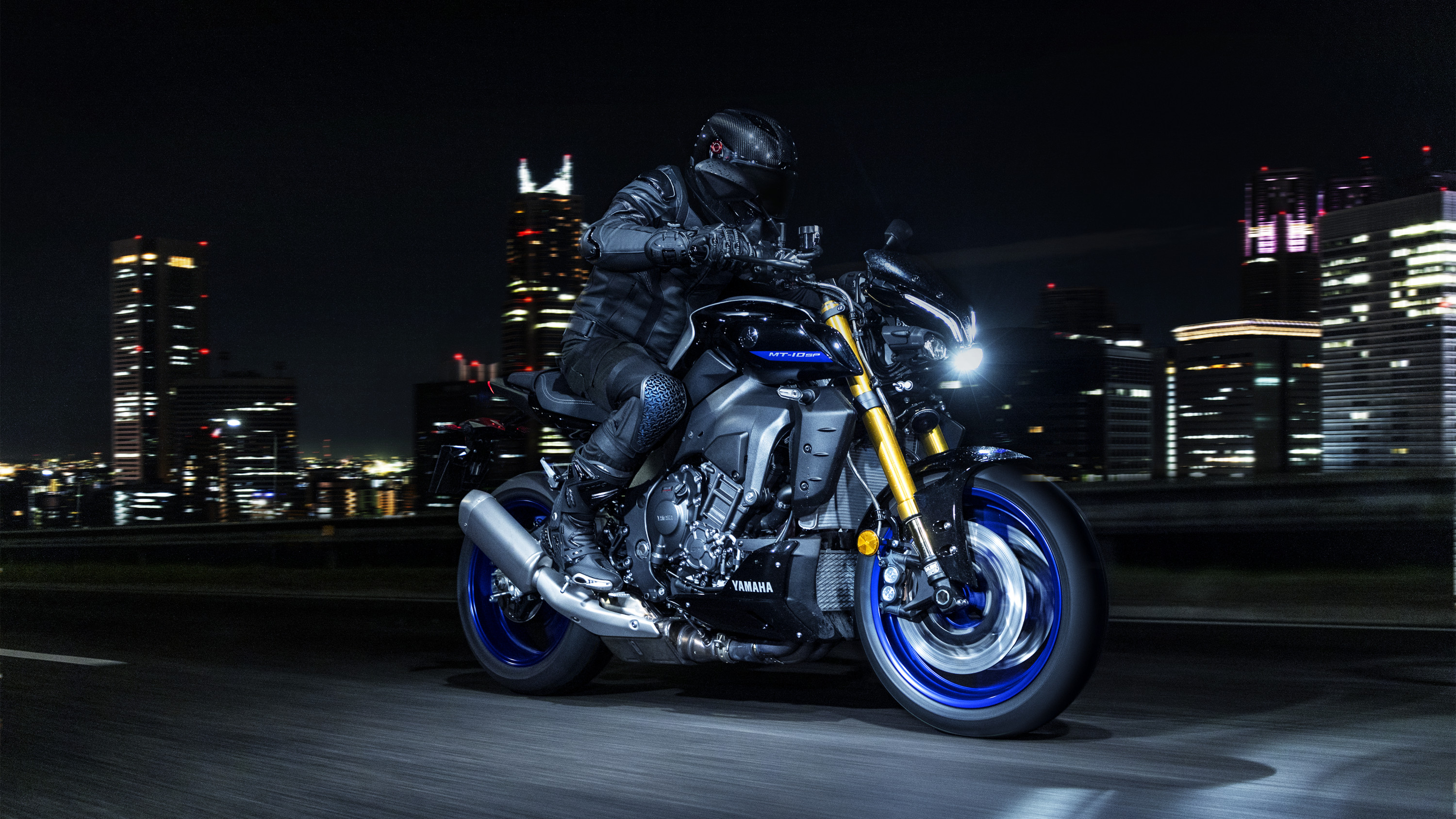 Yamaha MT-10 SP 2023 : trois quarts avant droit dans la rue