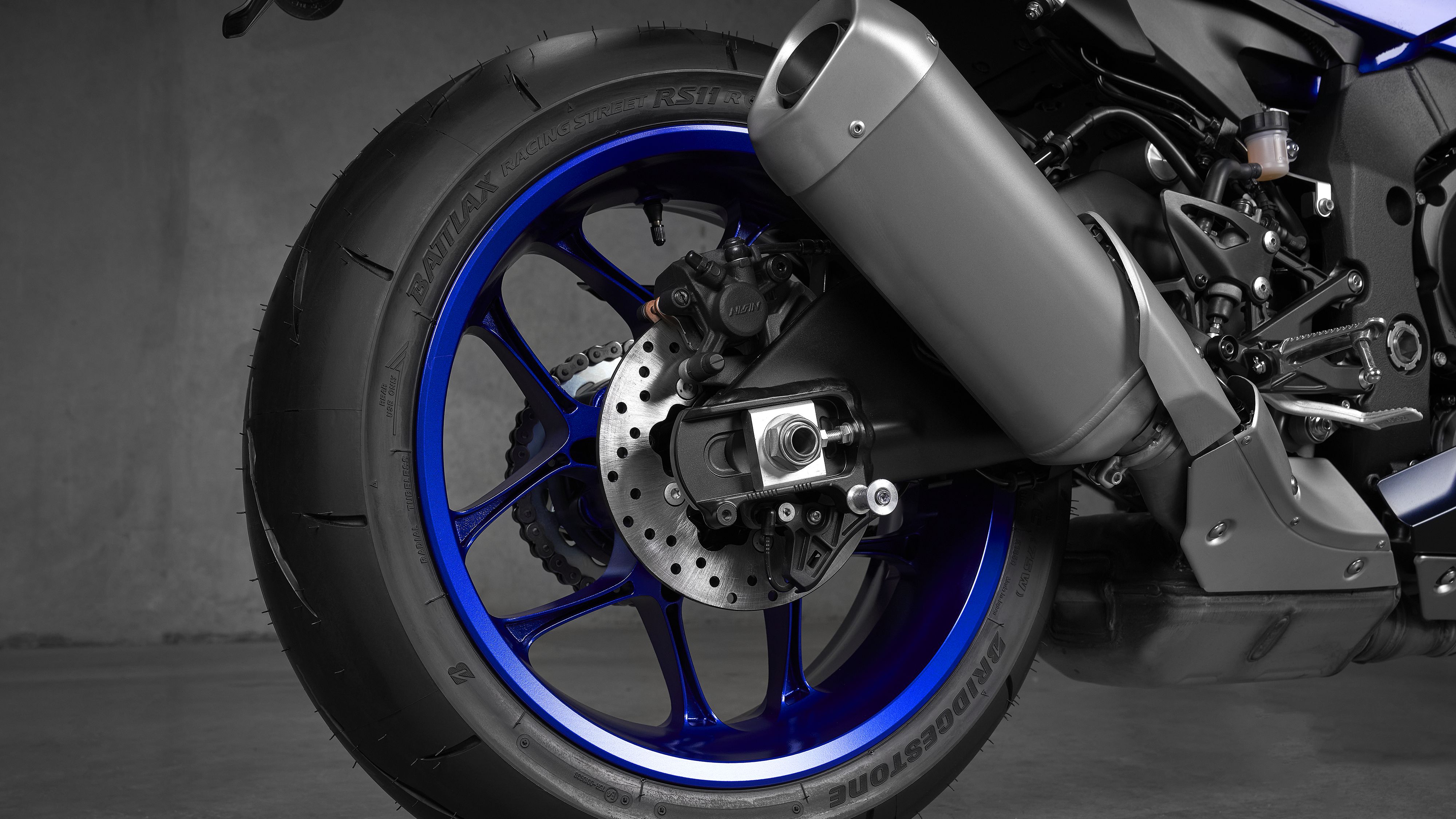 Yamaha R1 roue arrière et échappement