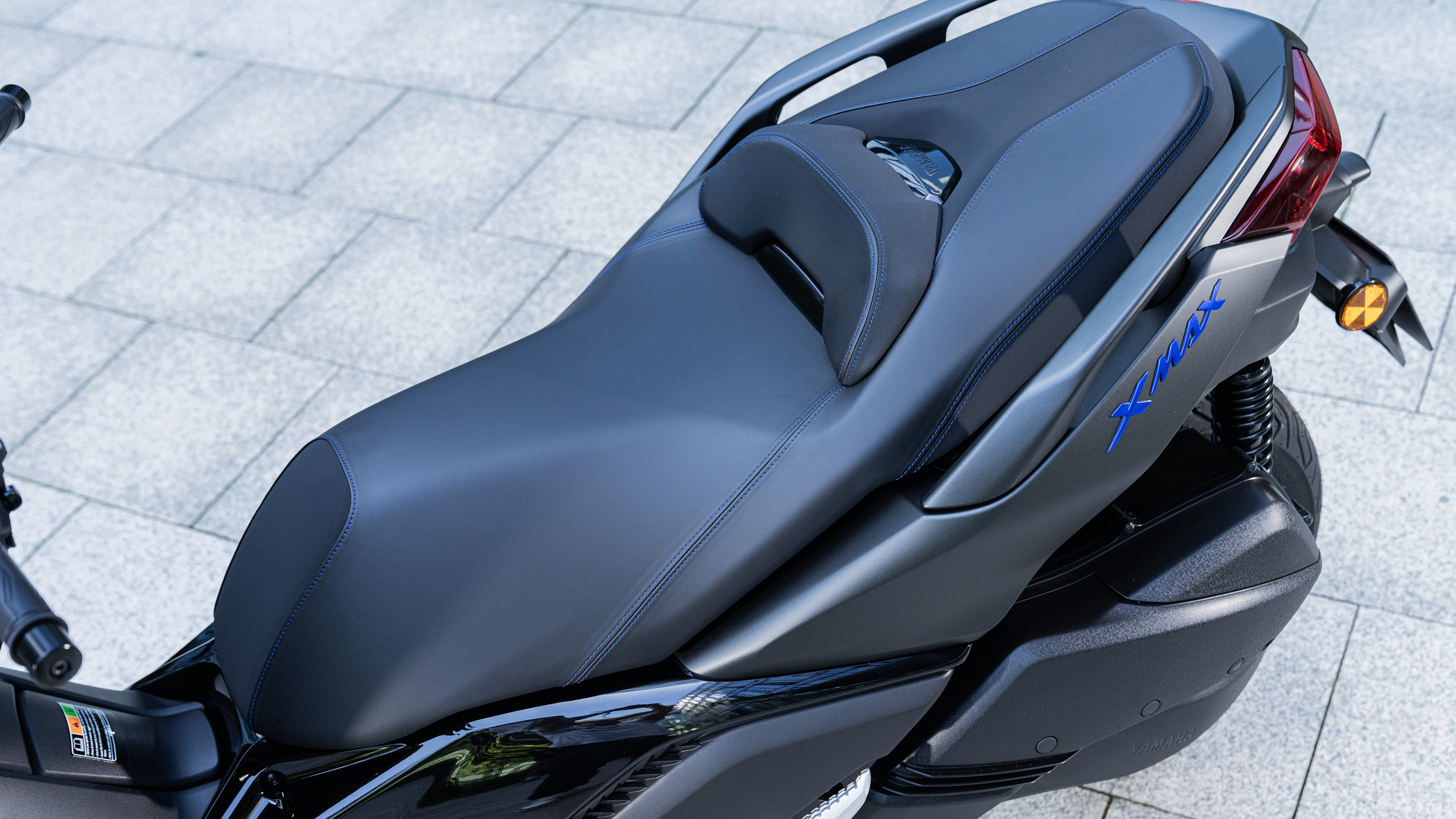 Yamaha XMAX 300 2025 : détail selle