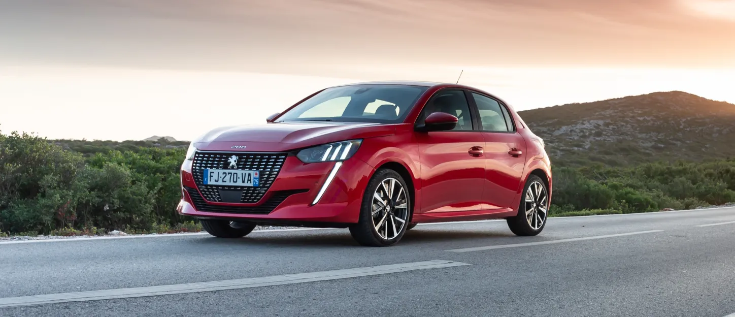 Peugeot 208 2020 : vue trois quarts avant sur route coucher de soleil