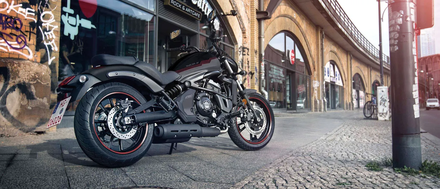 Kawasaki Vulcan S : Devant une boutique