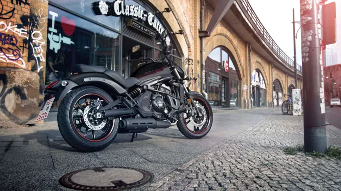 Kawasaki Vulcan S : Devant une boutique