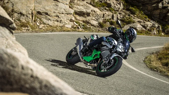 Kawasaki Z 7 hybride : Virage