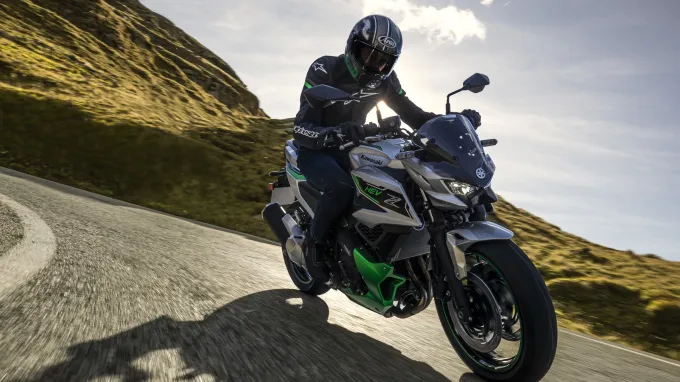 Kawasaki Z 7 hybride : route de campagne