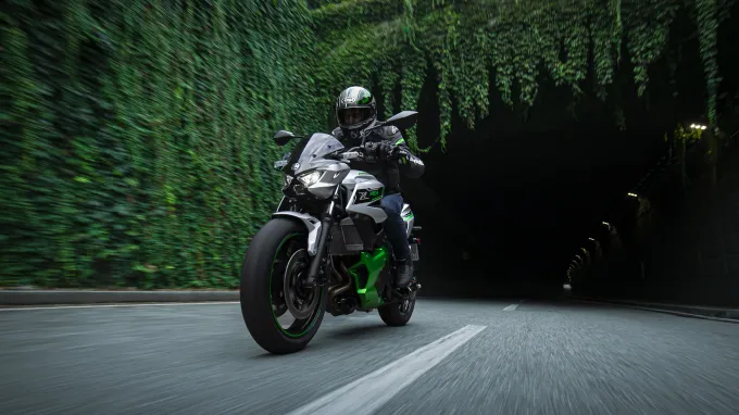 Kawasaki Z 7 hybride : sortie tunnel