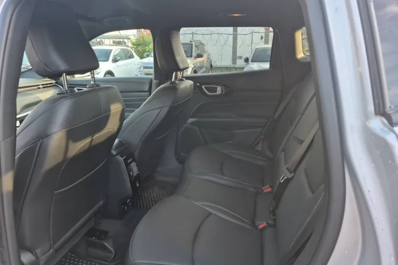 Image secondaire du véhicule 14