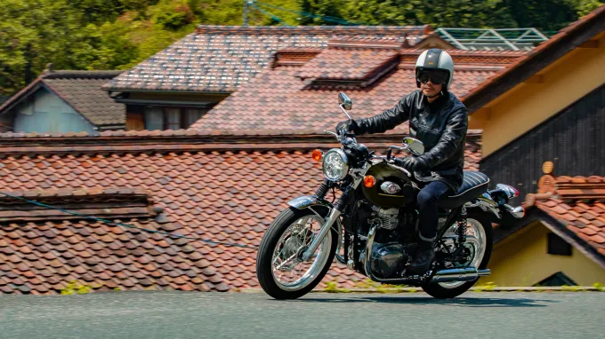 Kawasaki W800 : devant les toits