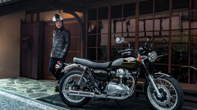 Kawasaki W800 : avec pilote