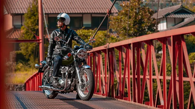Kawasaki W800 : sur un pont