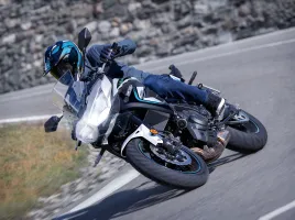 Kawasaki Versys 650 2025 : le trail mid size polyvalent