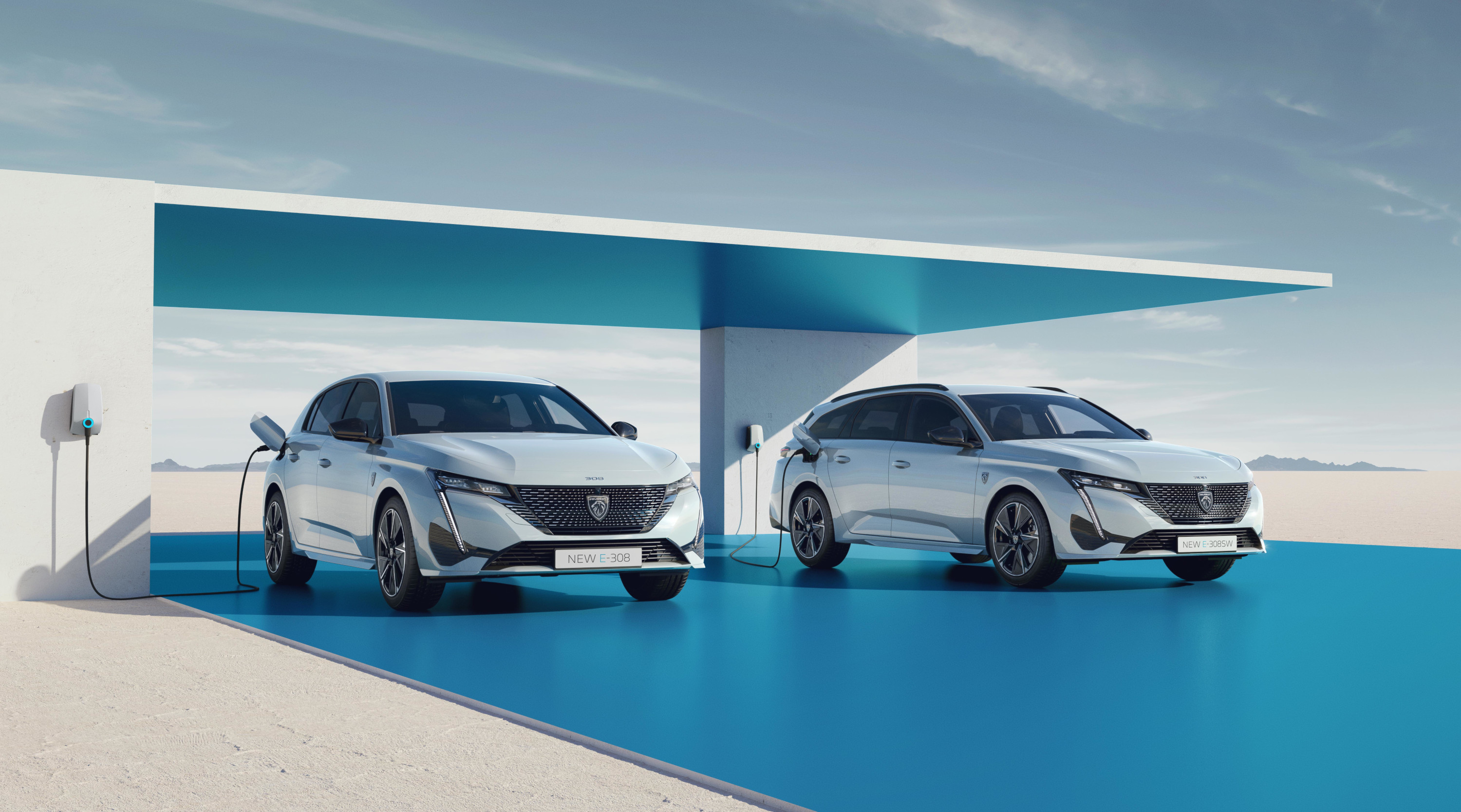 Peugeot e-308 et e-308 SW : Trois quart avant droit en recharge
