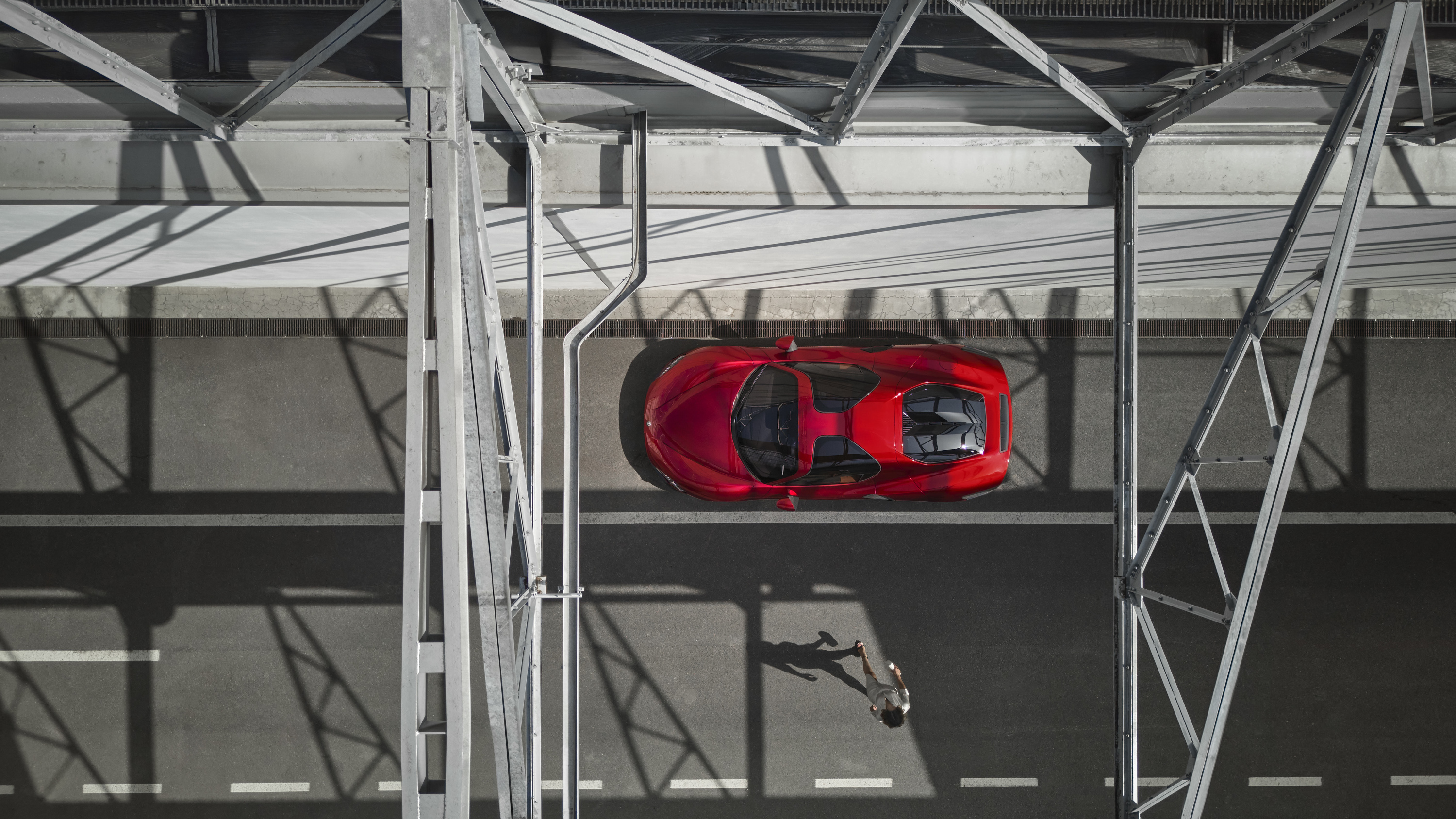 Alfa Romeo 33 Stradale 2023 : vue de haut sur un pont