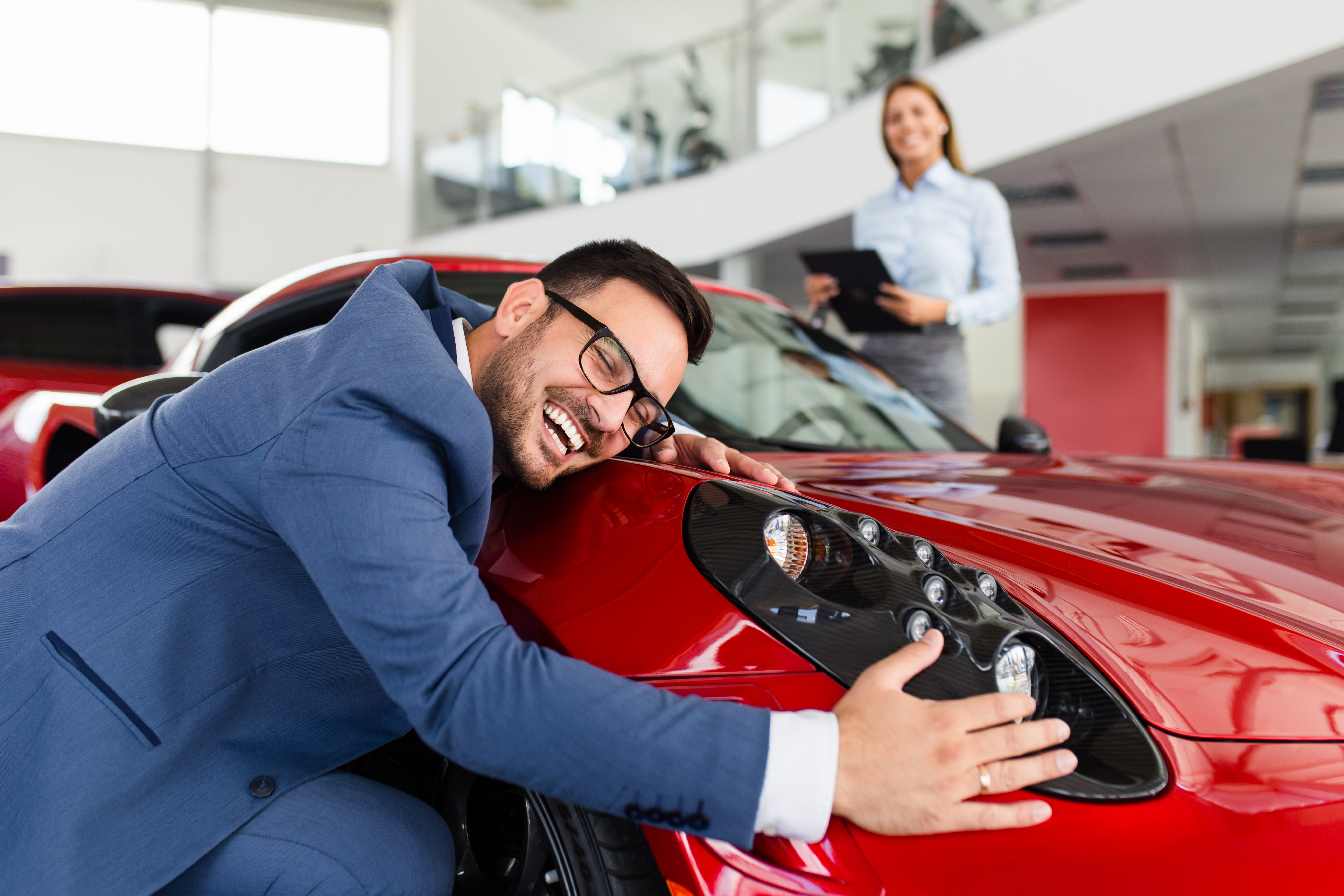 Loi Hamon choix réparateur - Homme heureux Alfa Romeo 4C