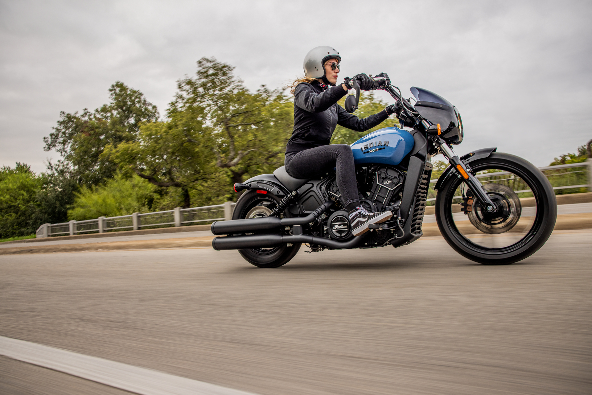 Indian Scout Rogue bleue sur route