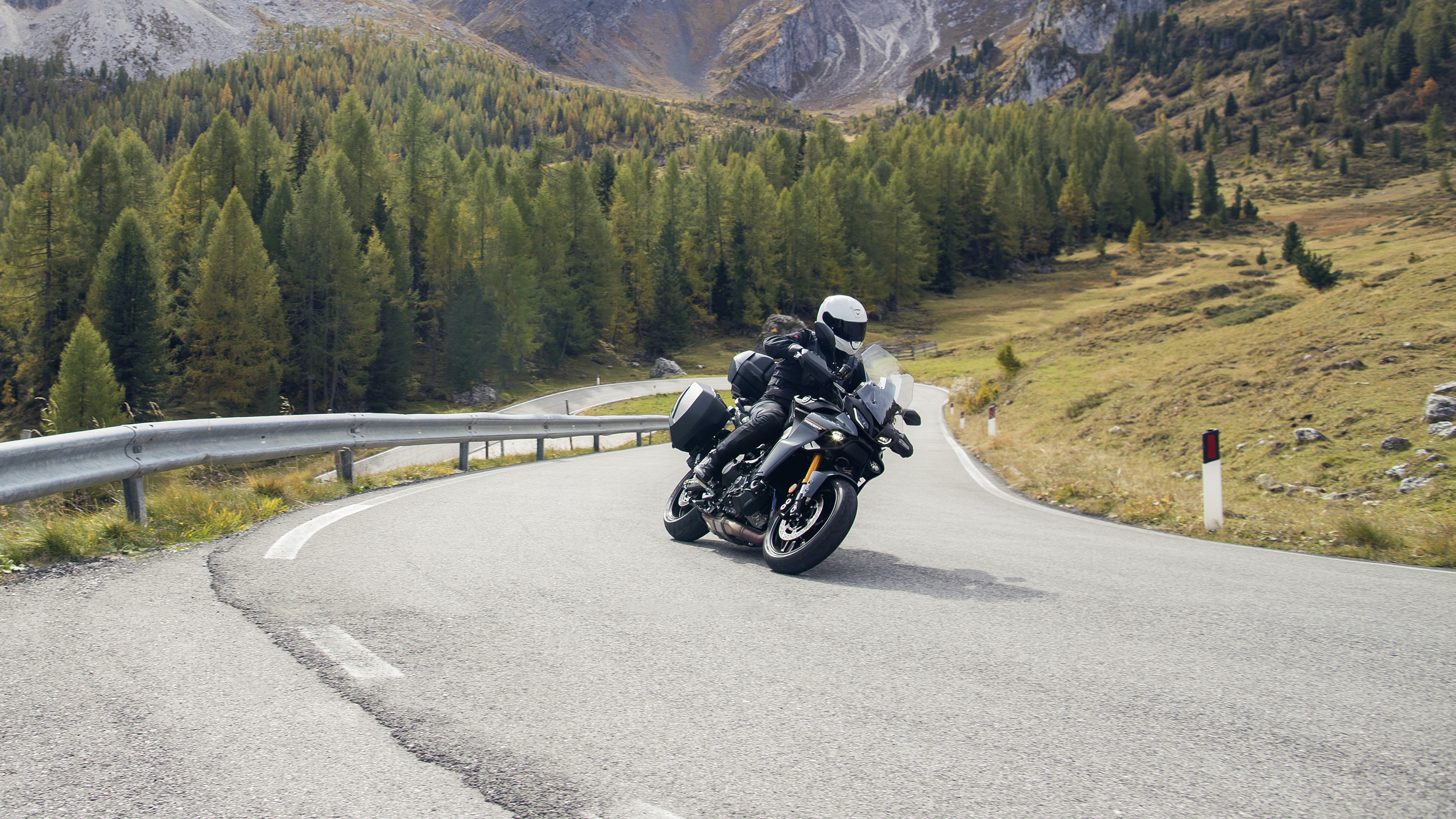 Yamaha Tracer 9 GT+ 2023 : trois quarts avant droit dans une épingle