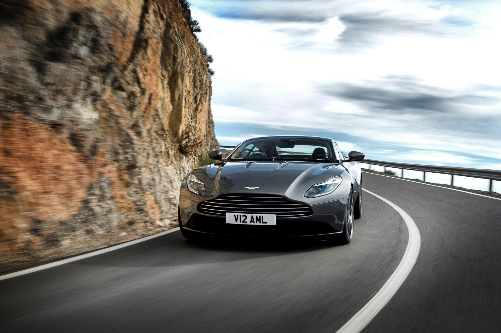 Aston Martin DB 11 : Trois quart avant en mouvement