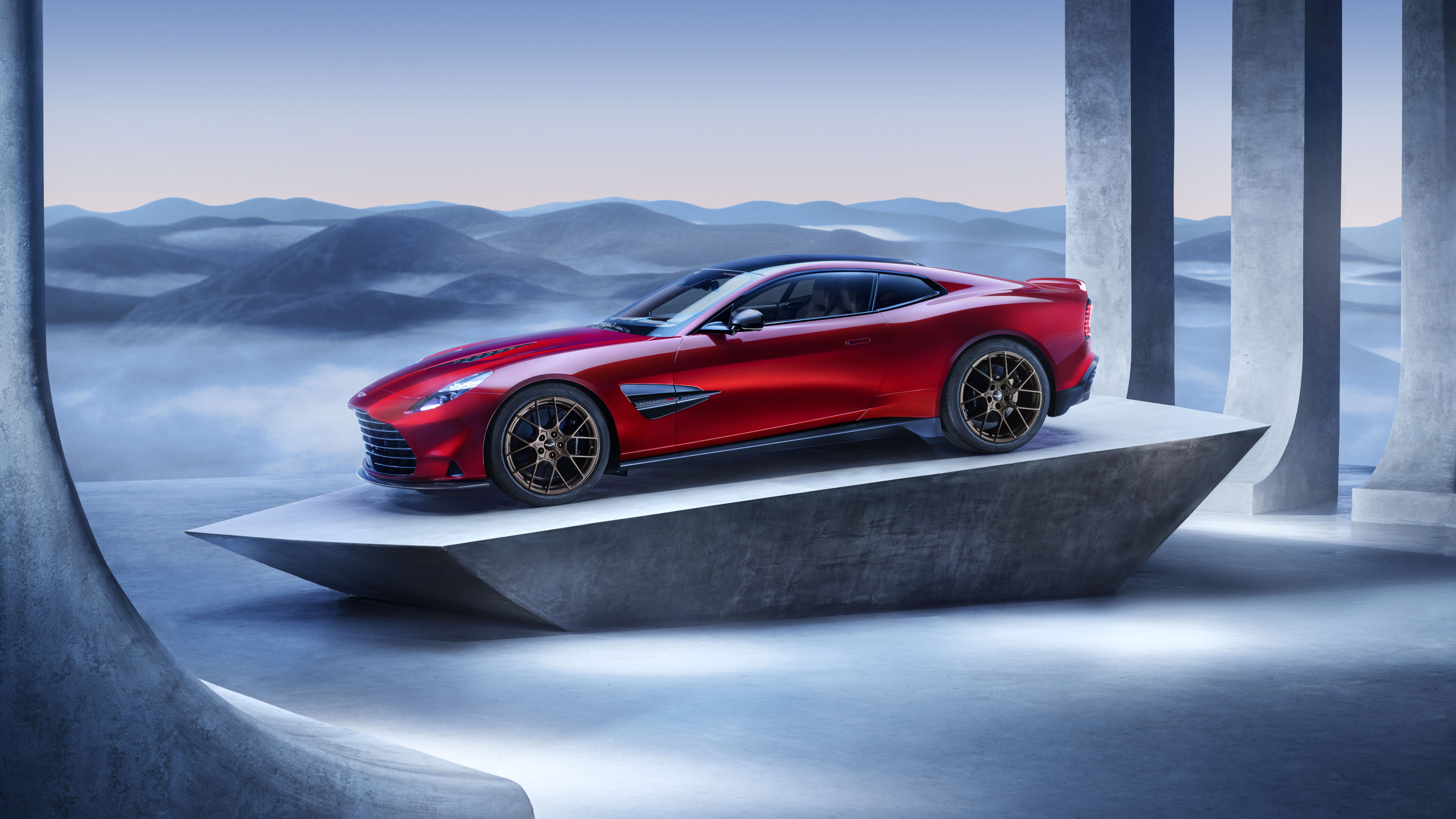 Aston Martin Vanquish 2024 : trois quarts avant gauche sur promontoire