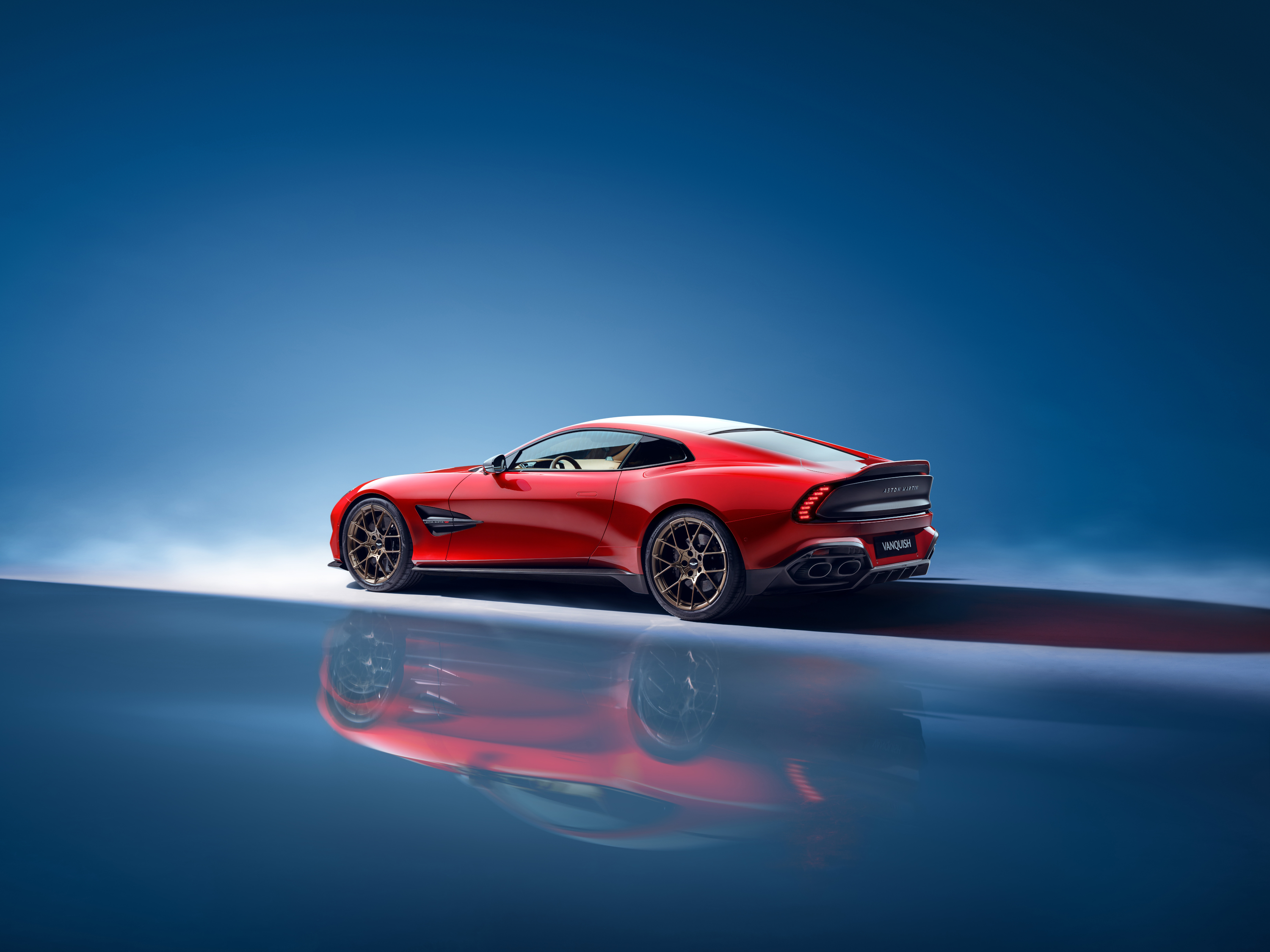Aston Martin Vanquish 2024 : trois quarts arrière gauche statique