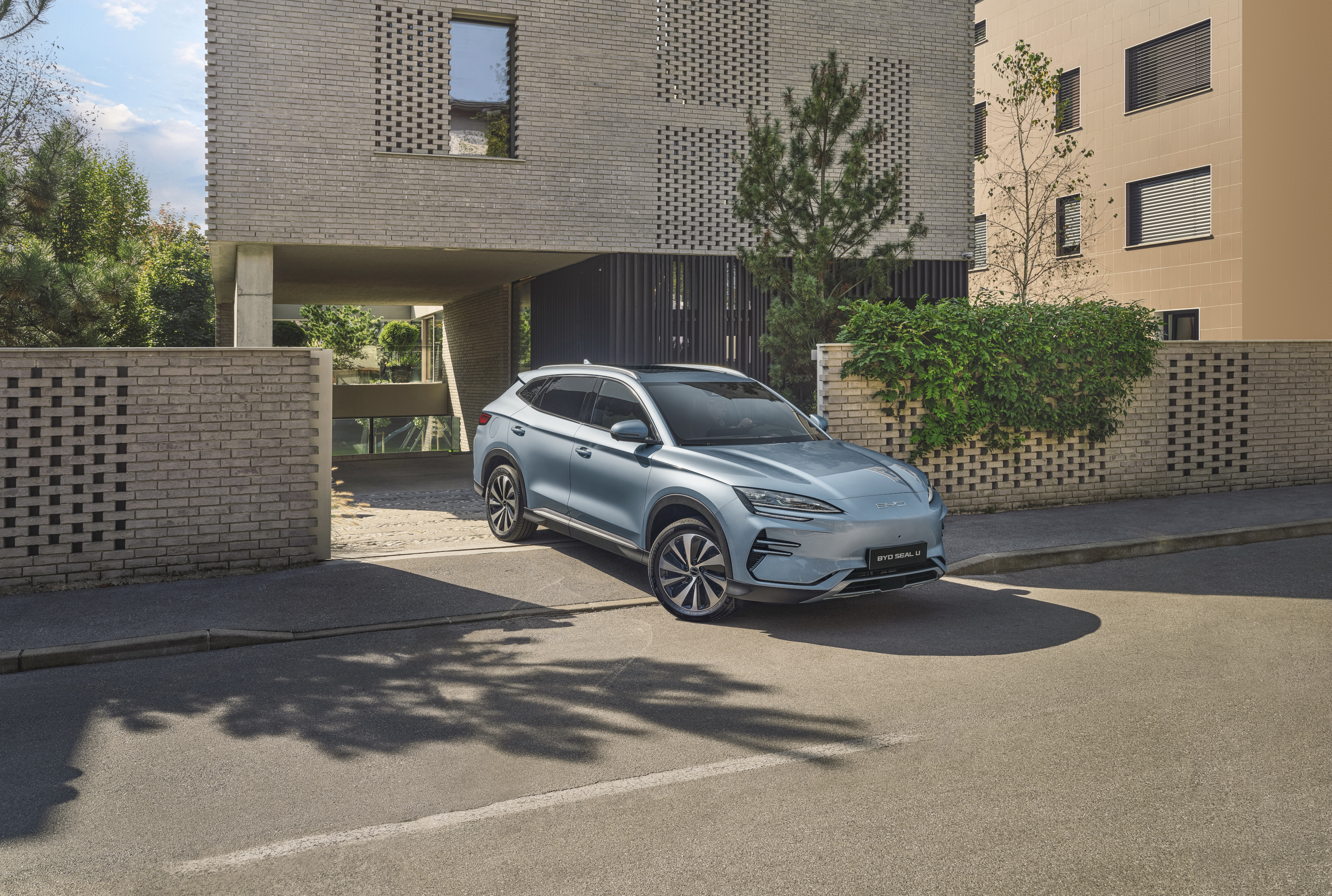 BYD Seal U 2023 : trois quarts avant droit en sortie de parking