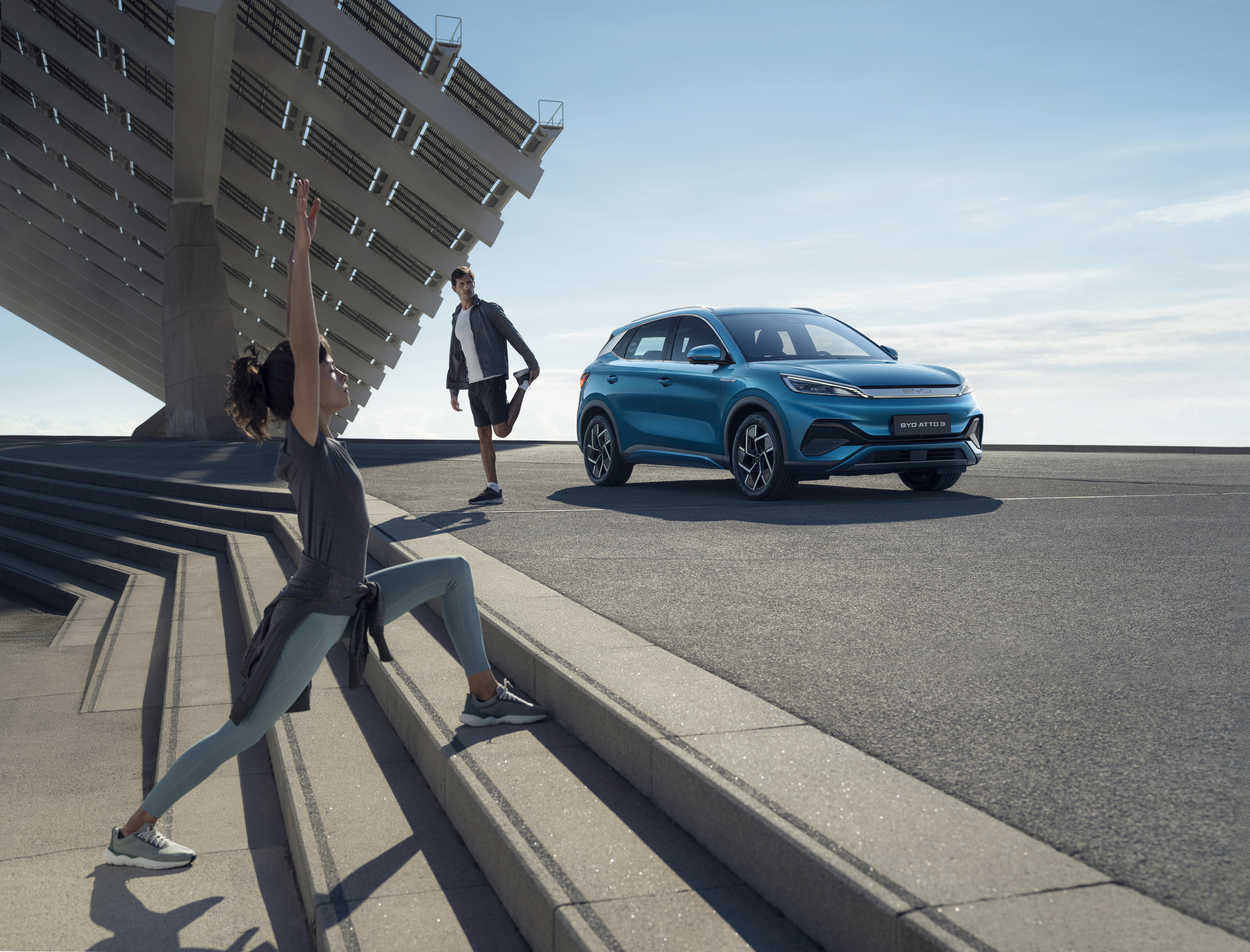 BYD Atto 3 2022 : trois quarts avant droit statique avec couple