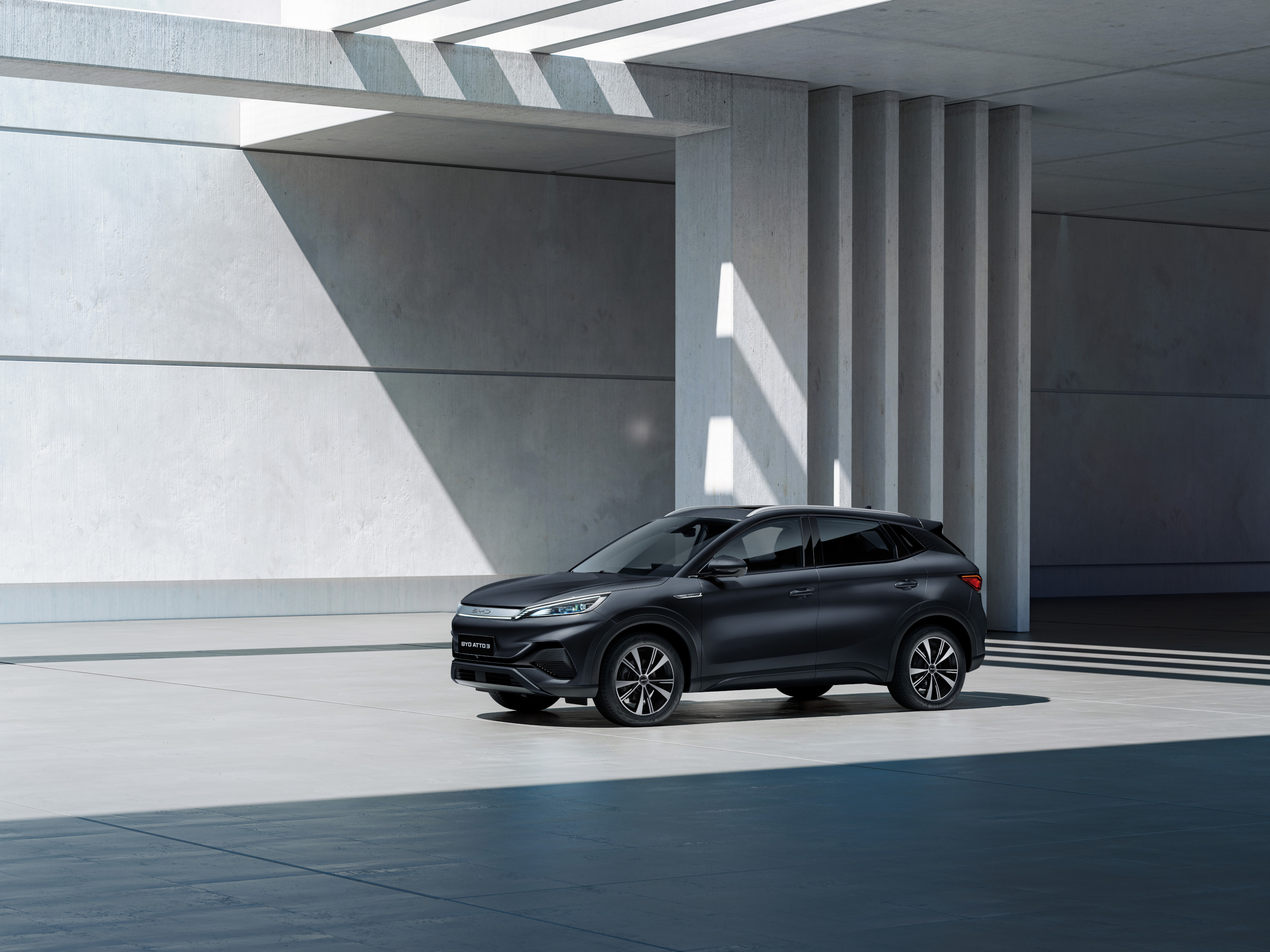 BYD Atto 3 2025 : trois quarts avant gauche statique couleur Cosmos Black