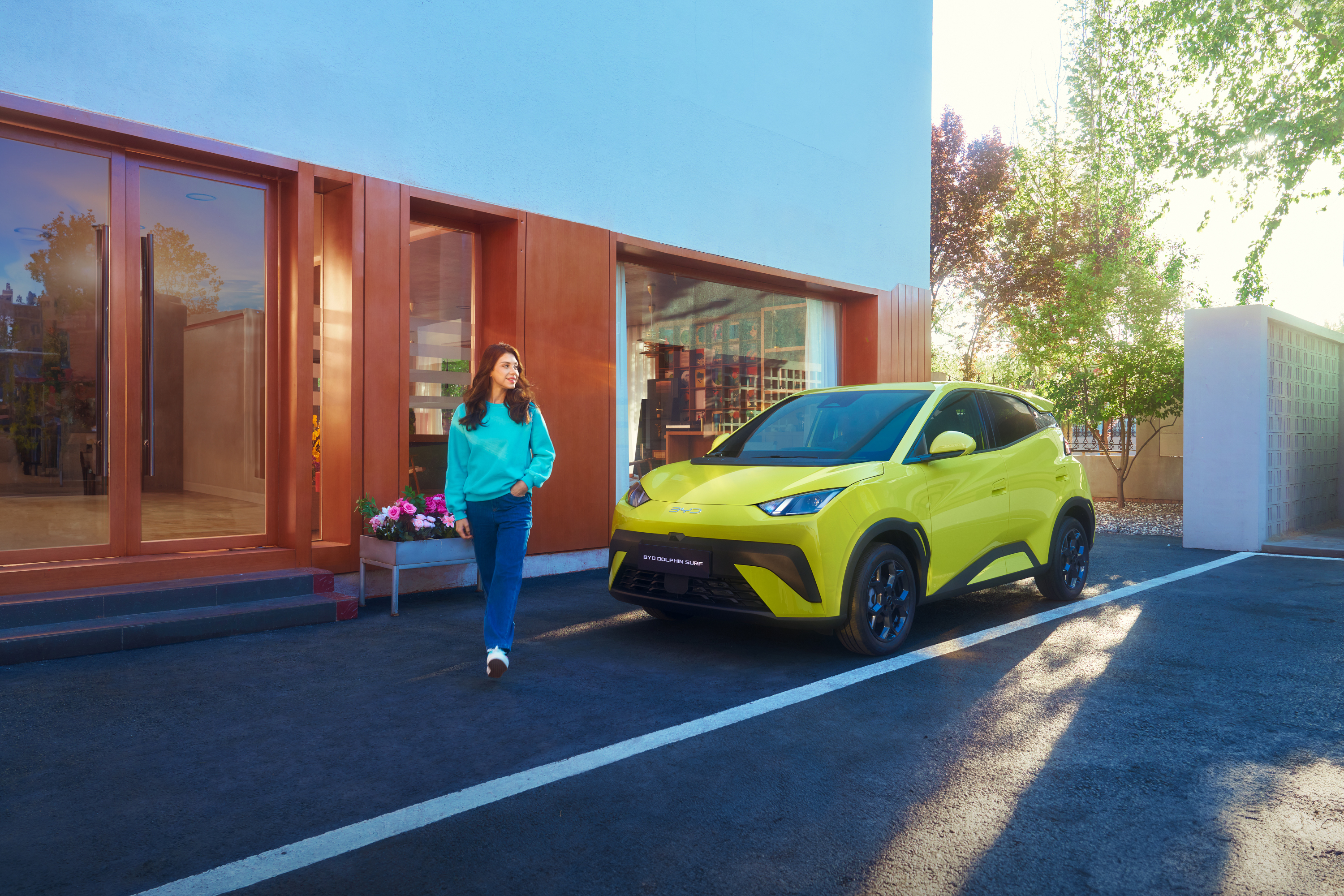 BYD Dolphin Surf 2025 : trois quarts avant gauche statique avec modèle