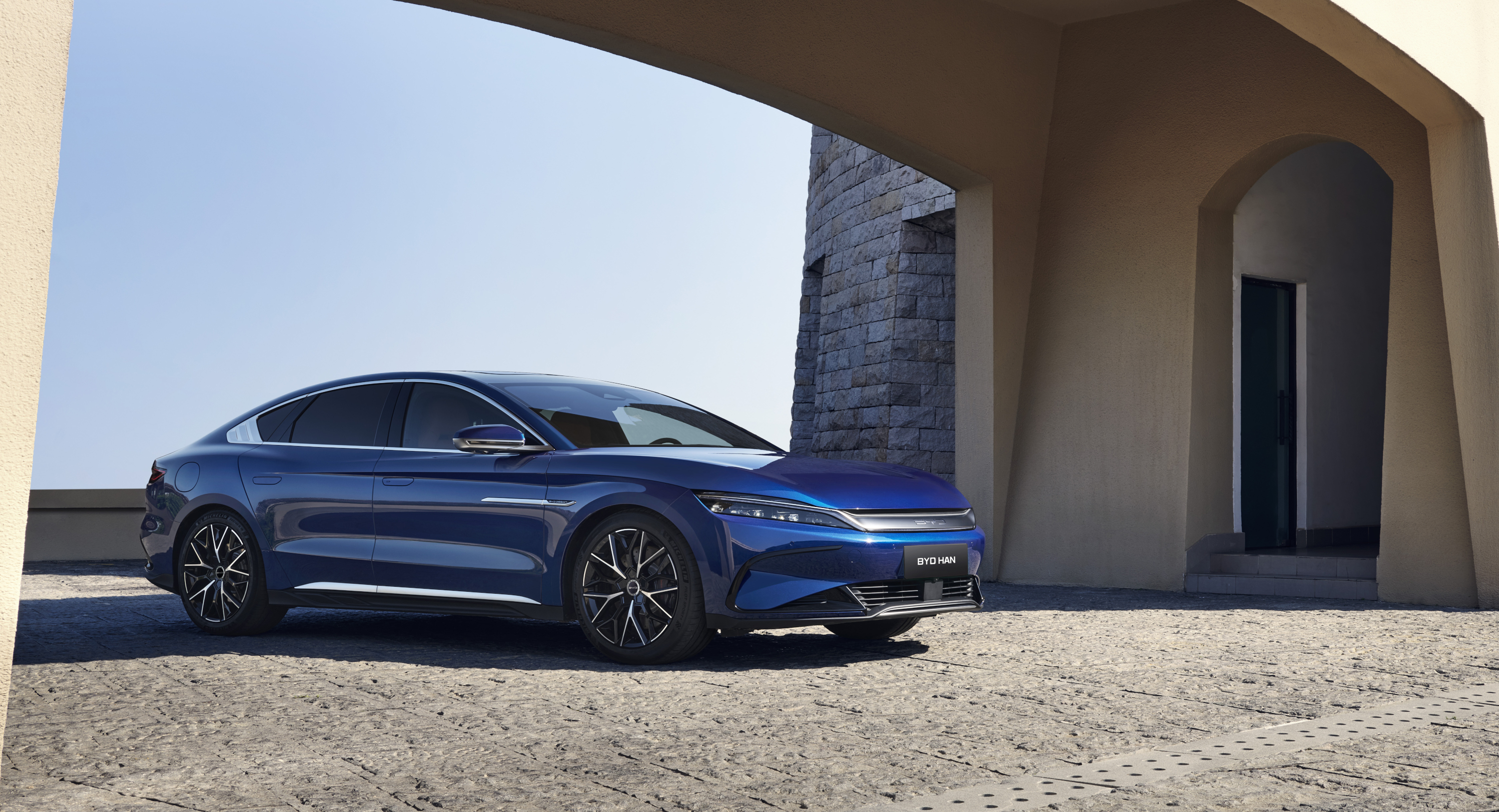 BYD Han 2022 : trois quarts avant droit statique