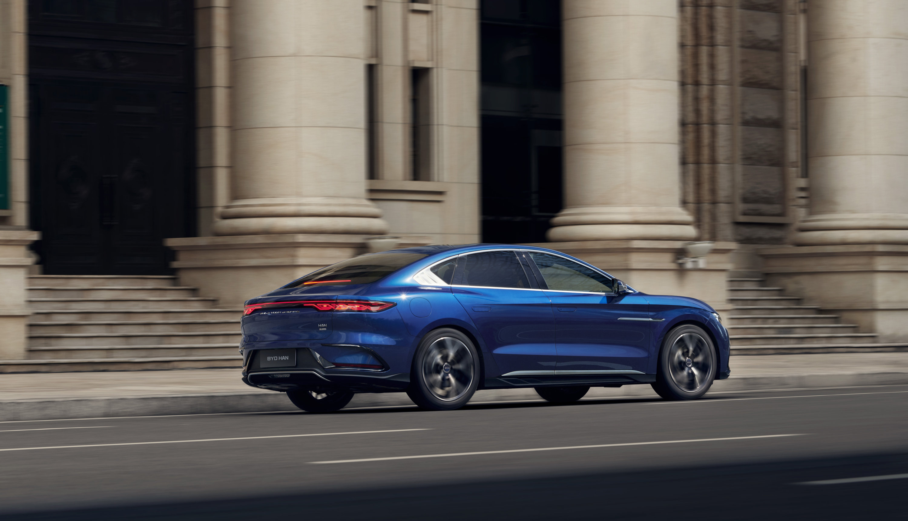 BYD Han 2022 : trois quarts arrière droit dans la rue