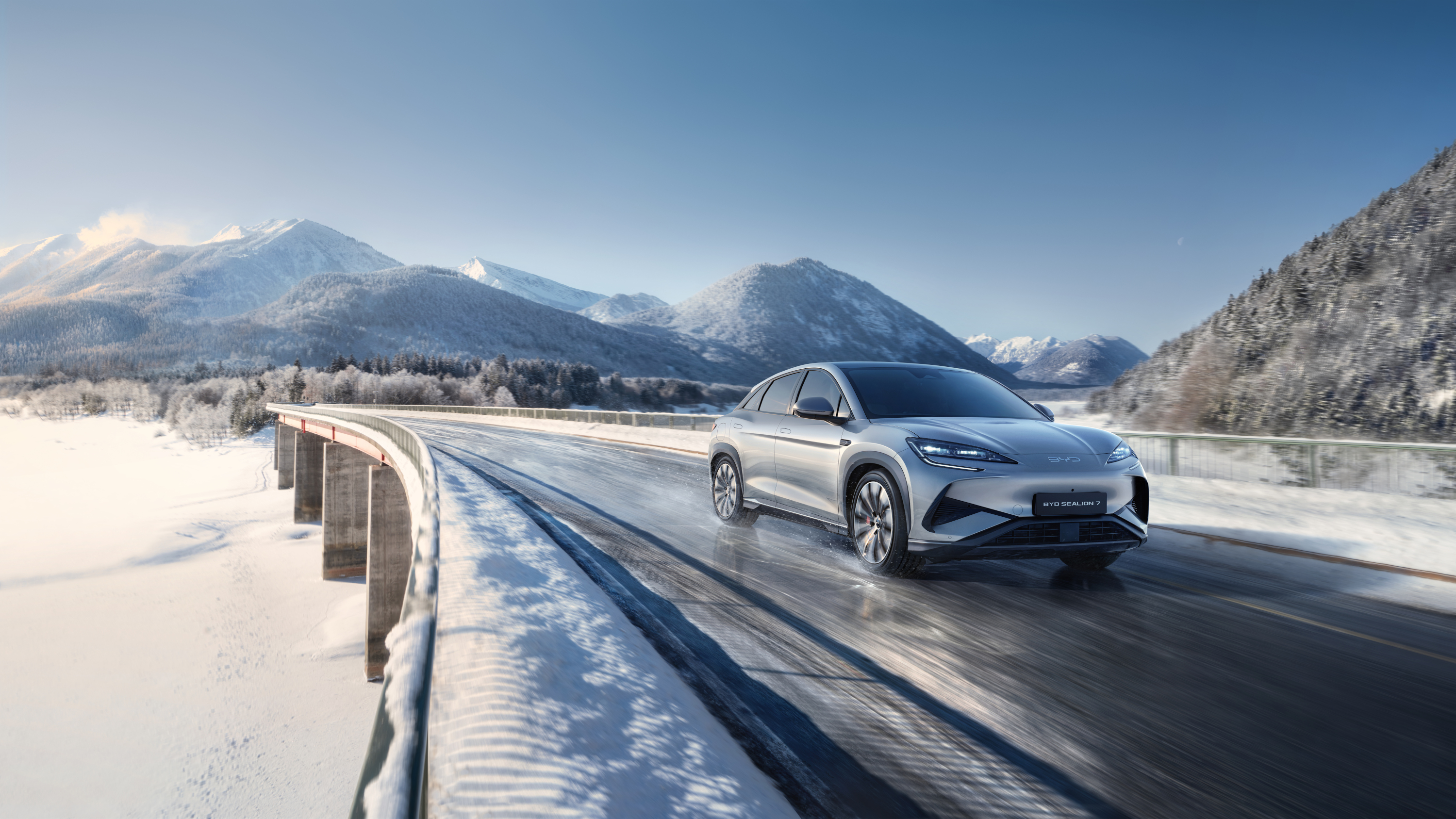 BYD Sealion 7 2024 : trois quarts avant droit sur route de montagne