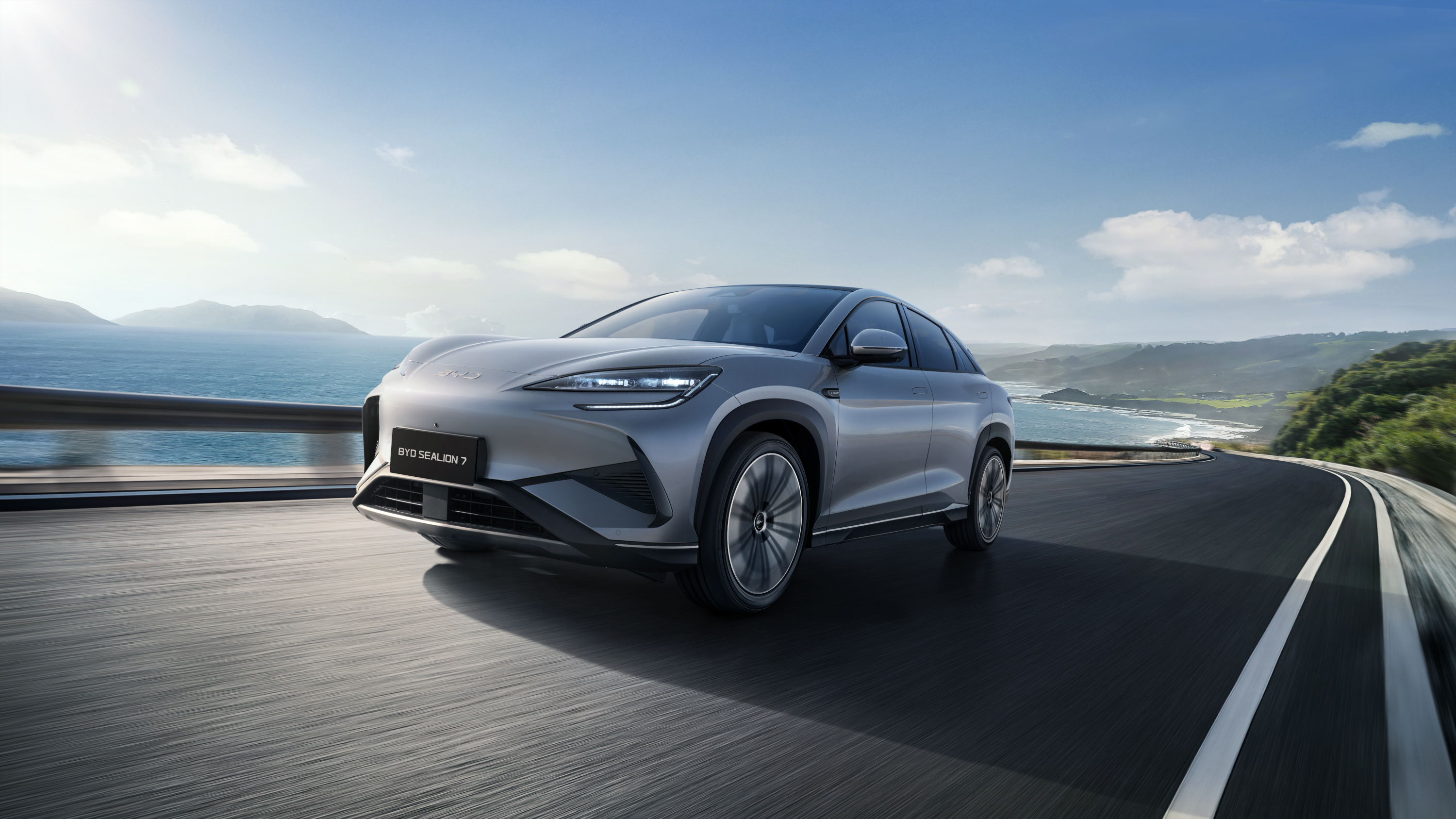 BYD Sealion 7 2024 : trois quarts avant gauche sur route en bord de mer