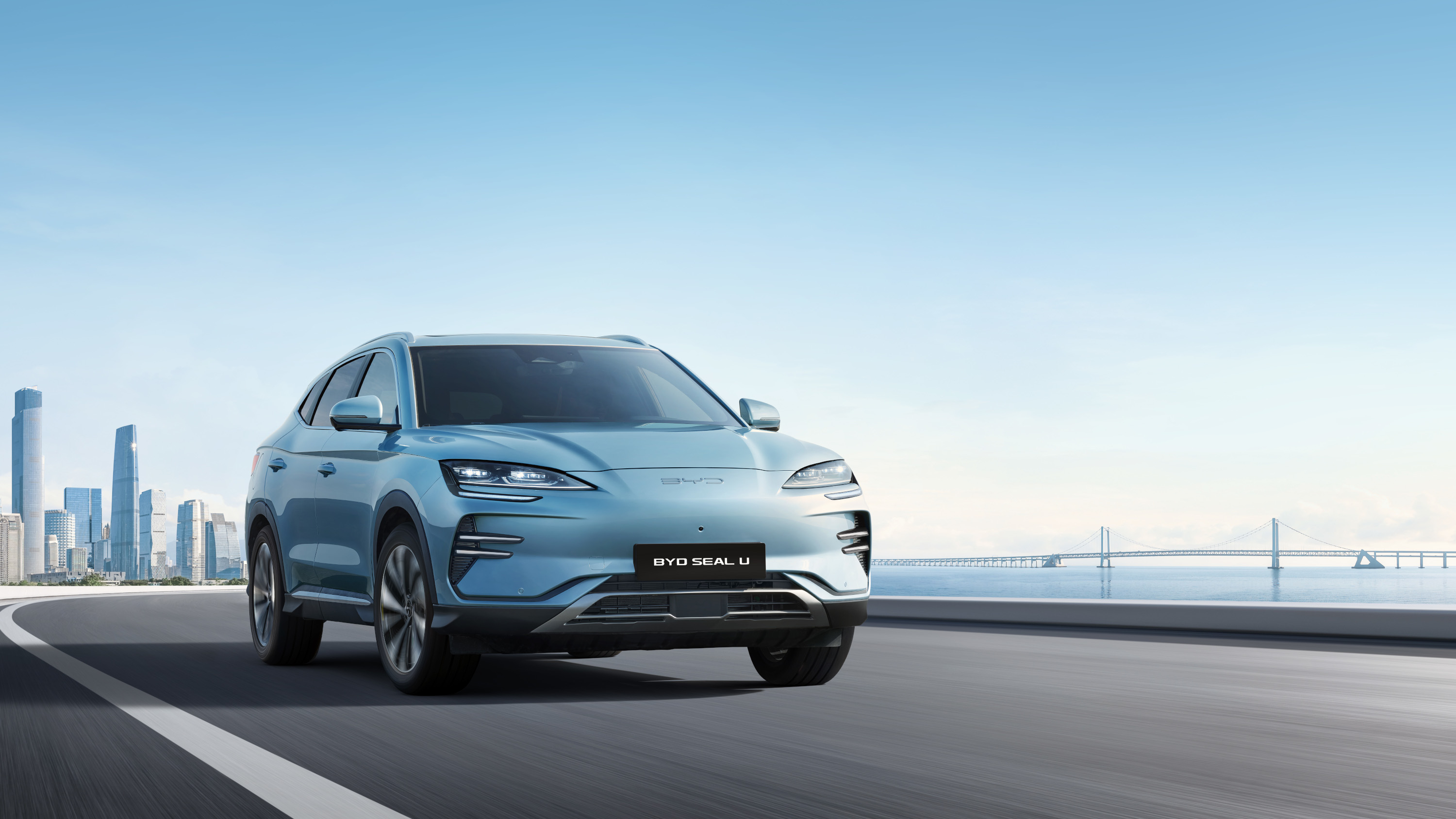 BYD Seal U 2023 : face avant sur route