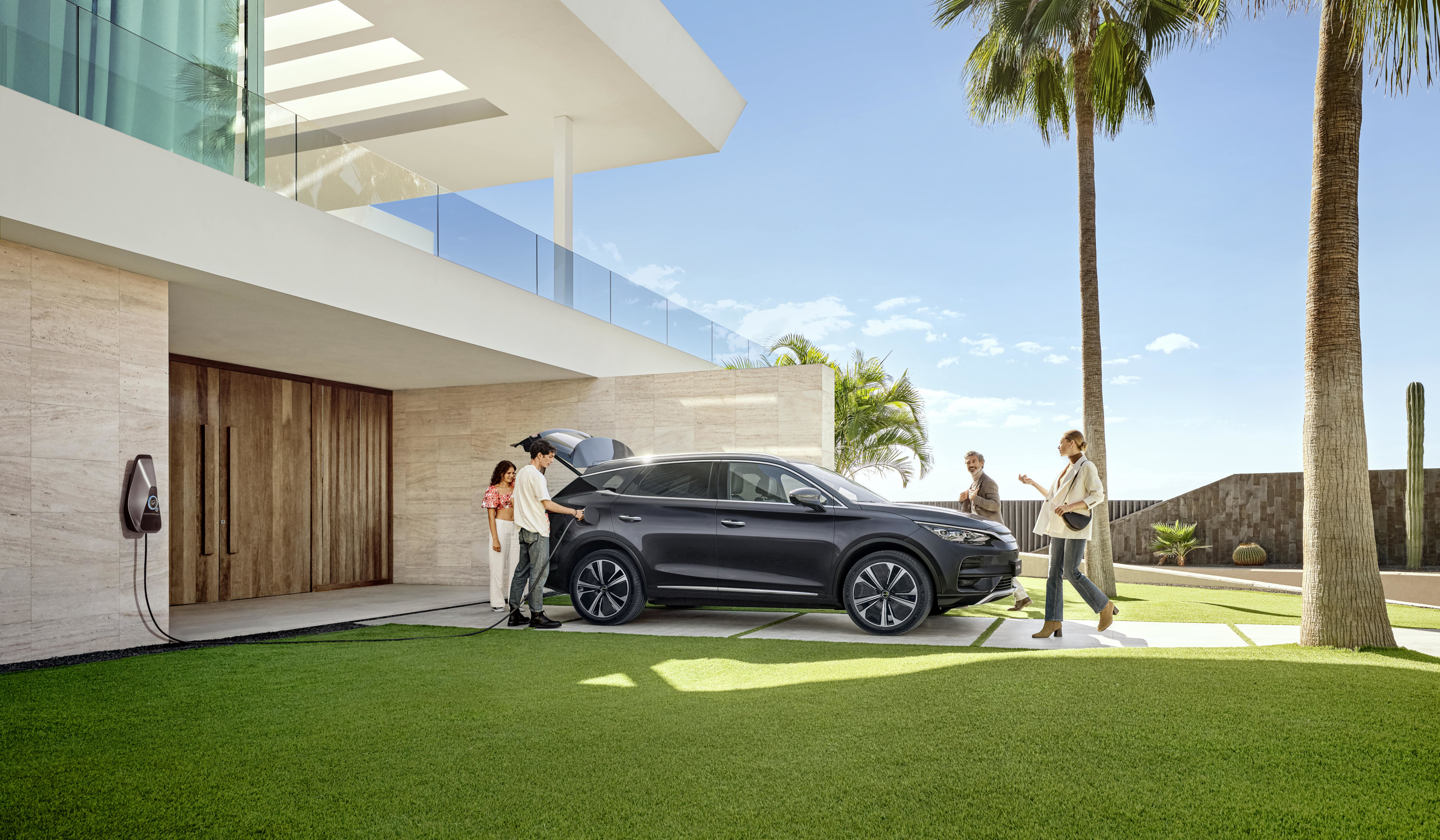 BYD Tang 2024 : profil gauche statique garé devant une maison