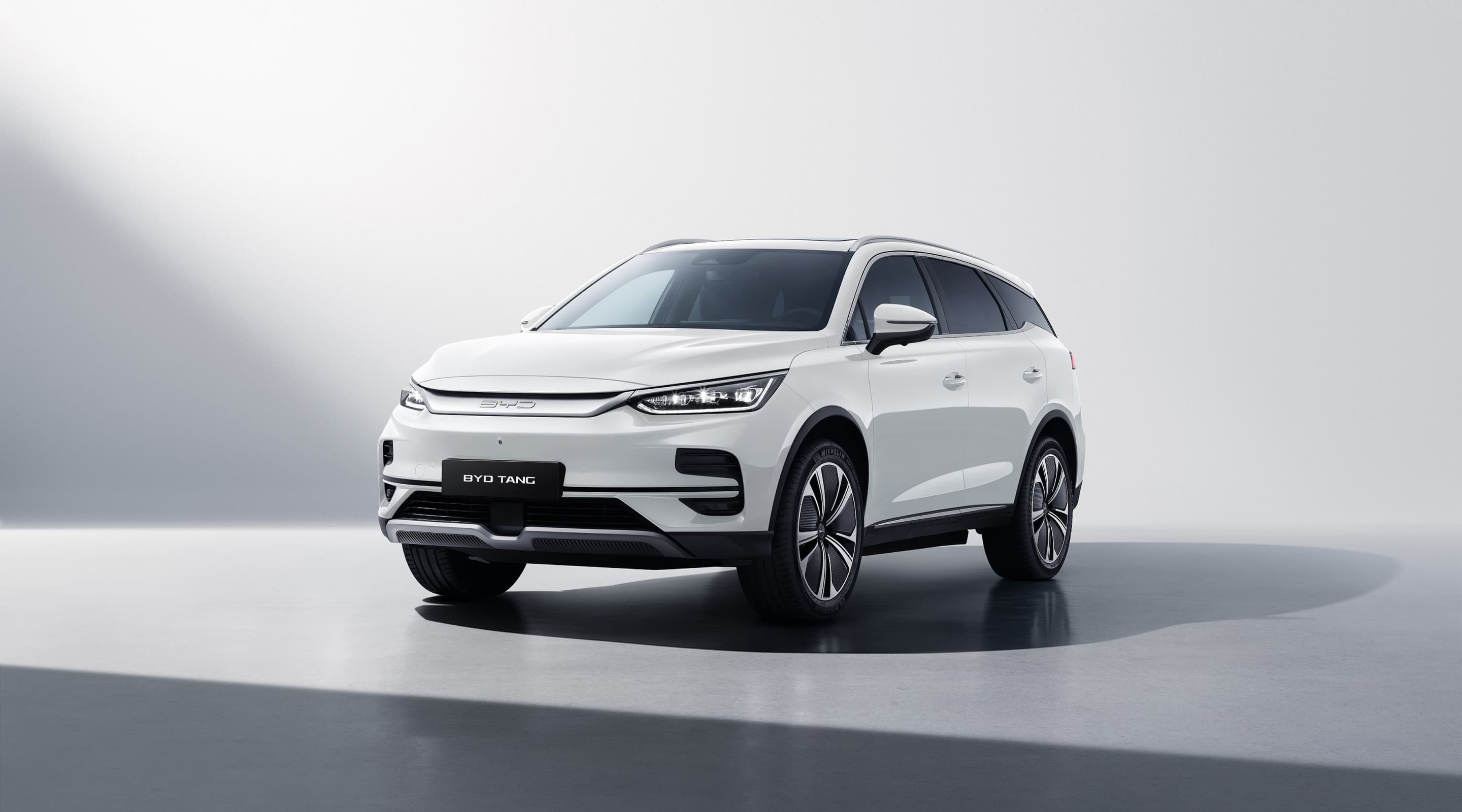 BYD Tang 2024 : trois quarts avant gauche statique et peinture blanche