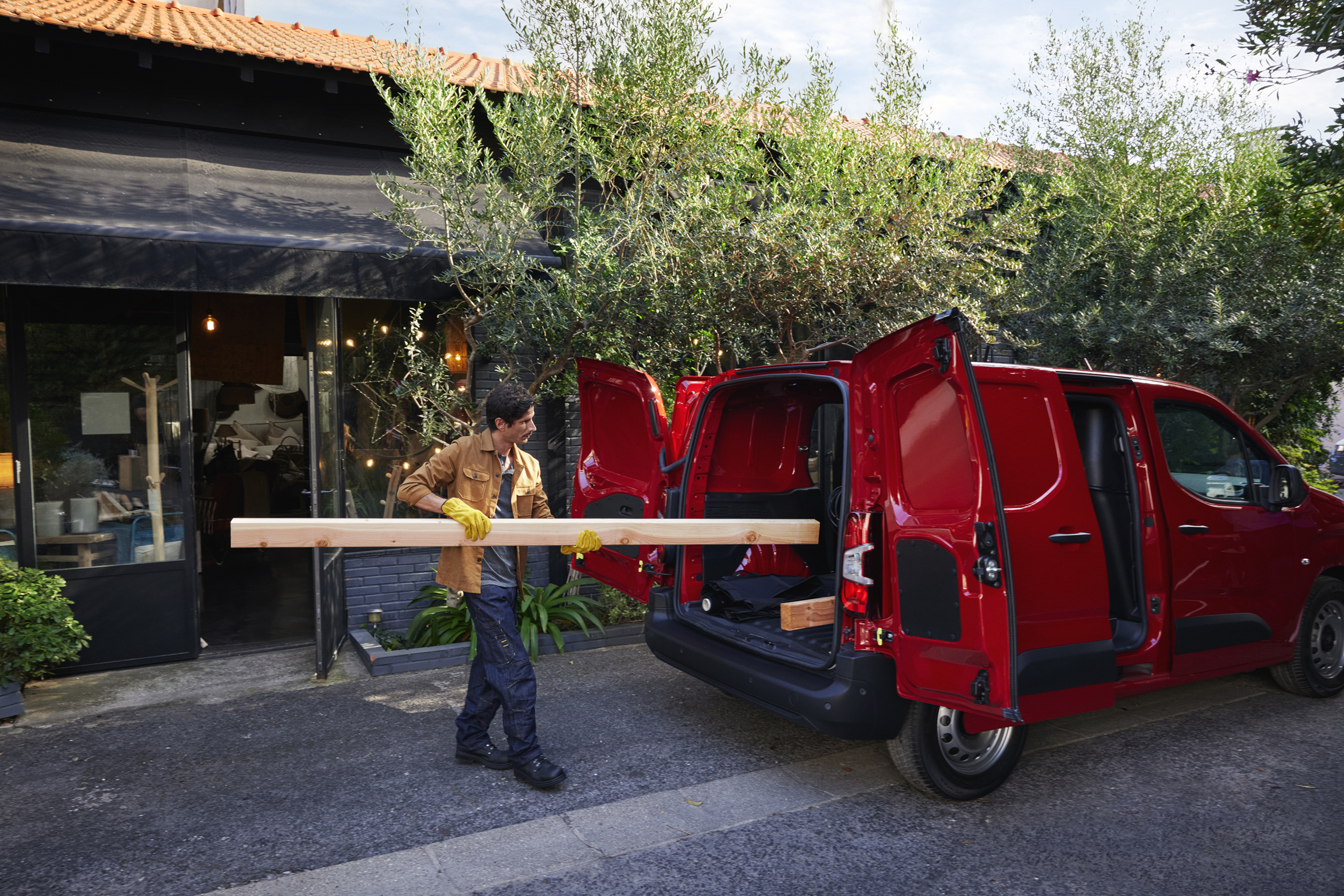 Citroën Berlingo Van 2024 : vue trois quarts arrière droit chargement d'une poutre