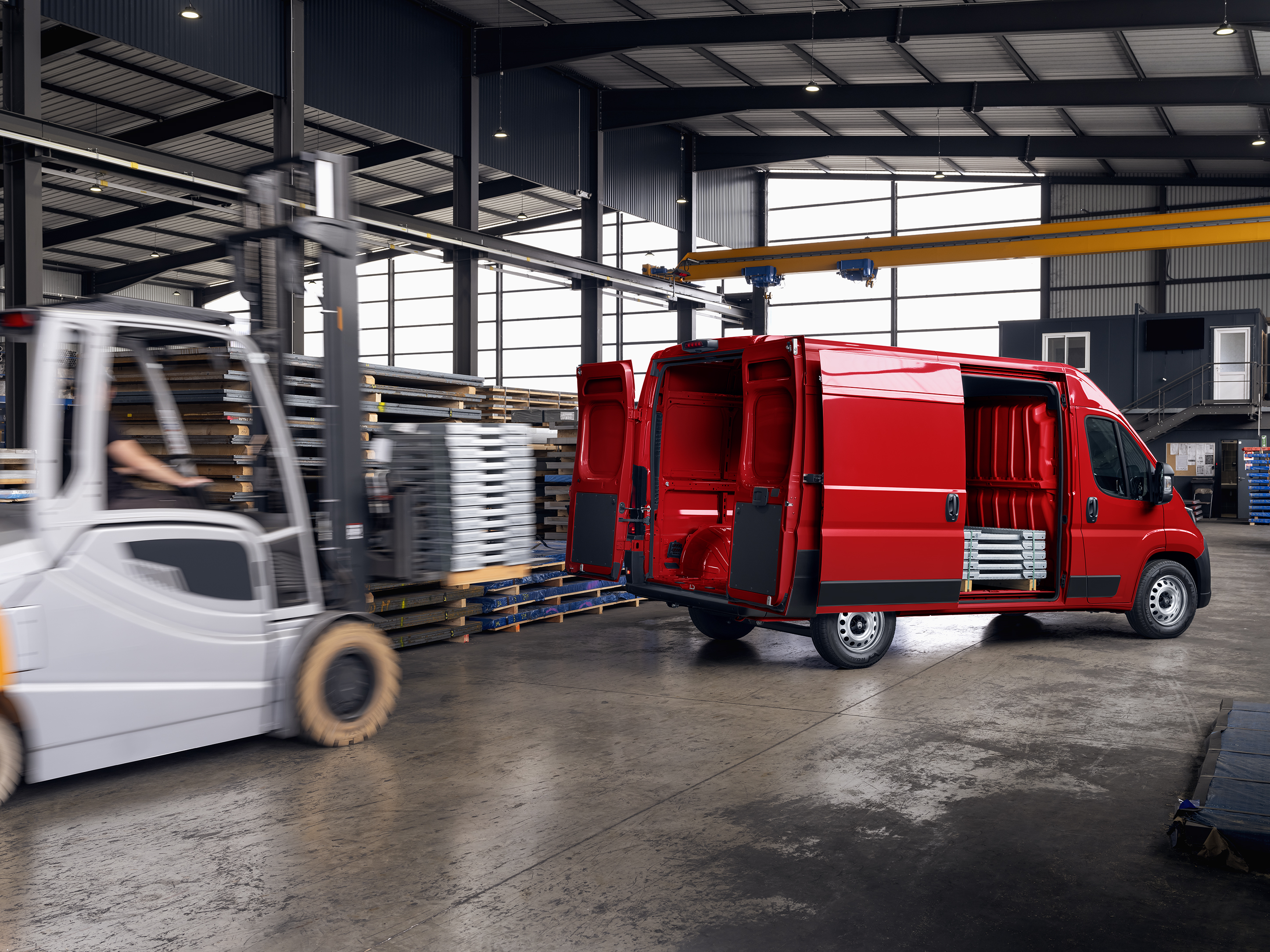 Citroën Jumper 2024 : trois quarts arrière droit portes ouvertes avec chariot élévateur