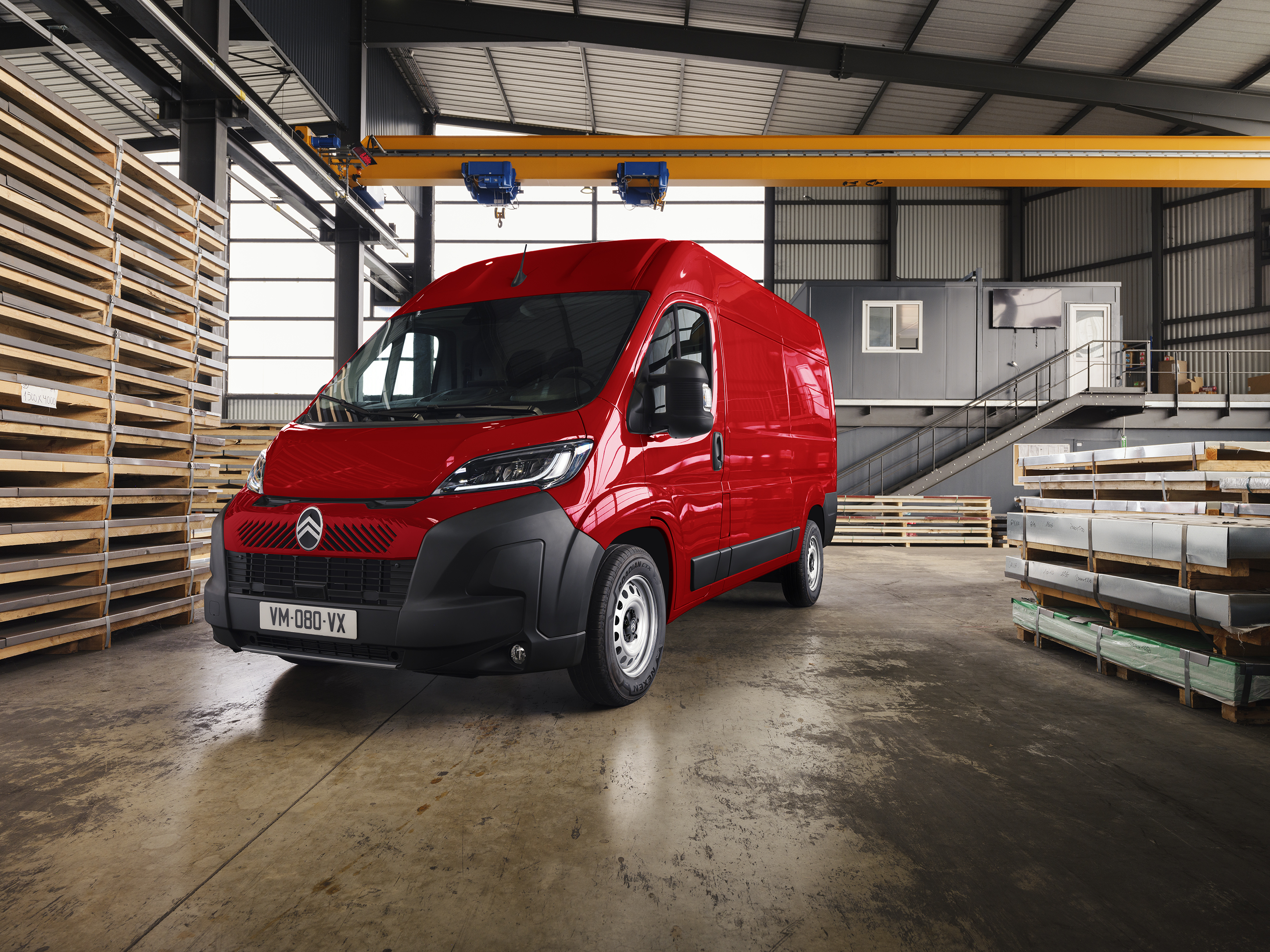 Citroën Jumper 2024 : trois quarts avant gauche dans un entrepôt