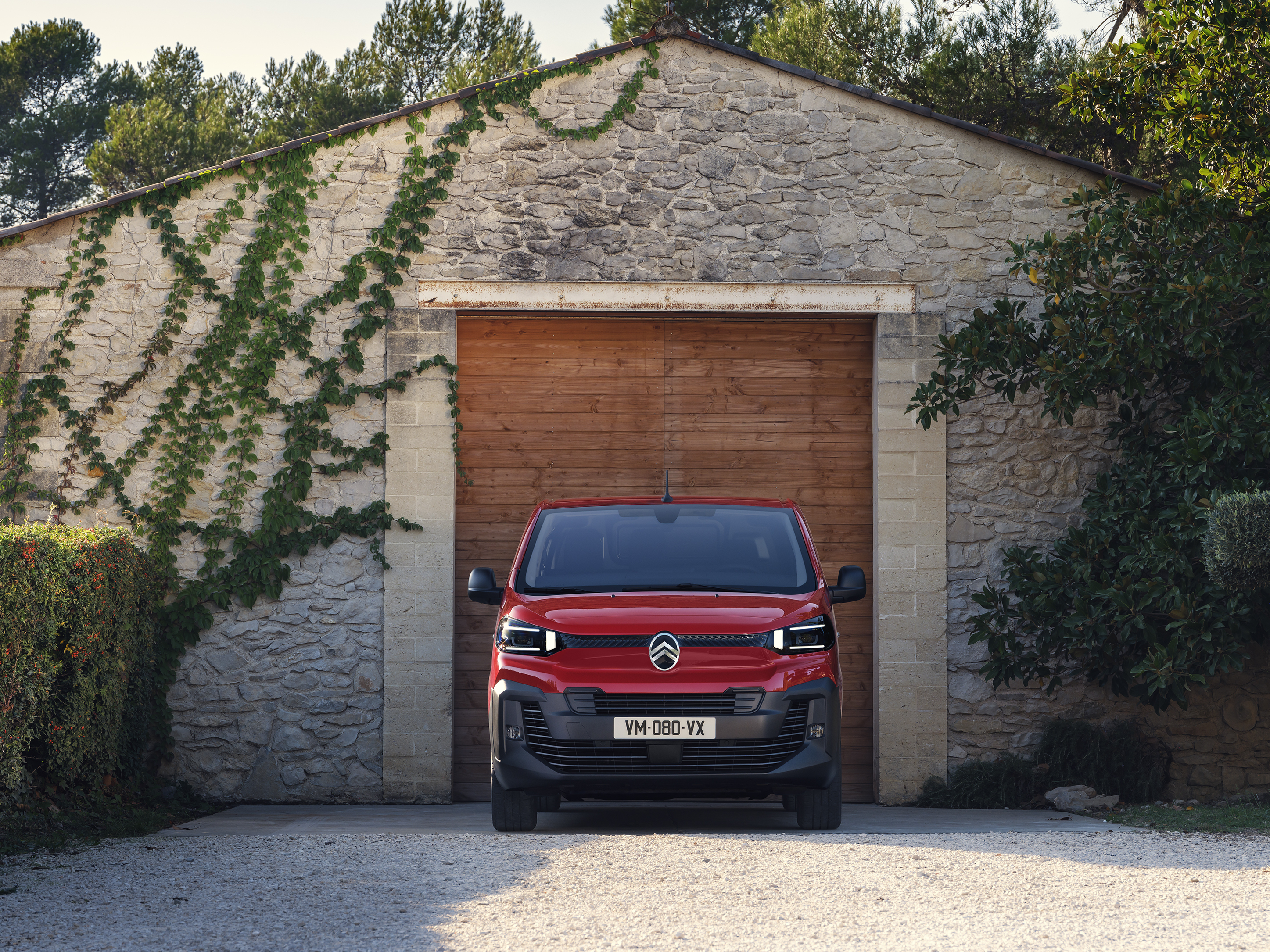 Citroën Jumpy 2024 : face avant statique devant garage