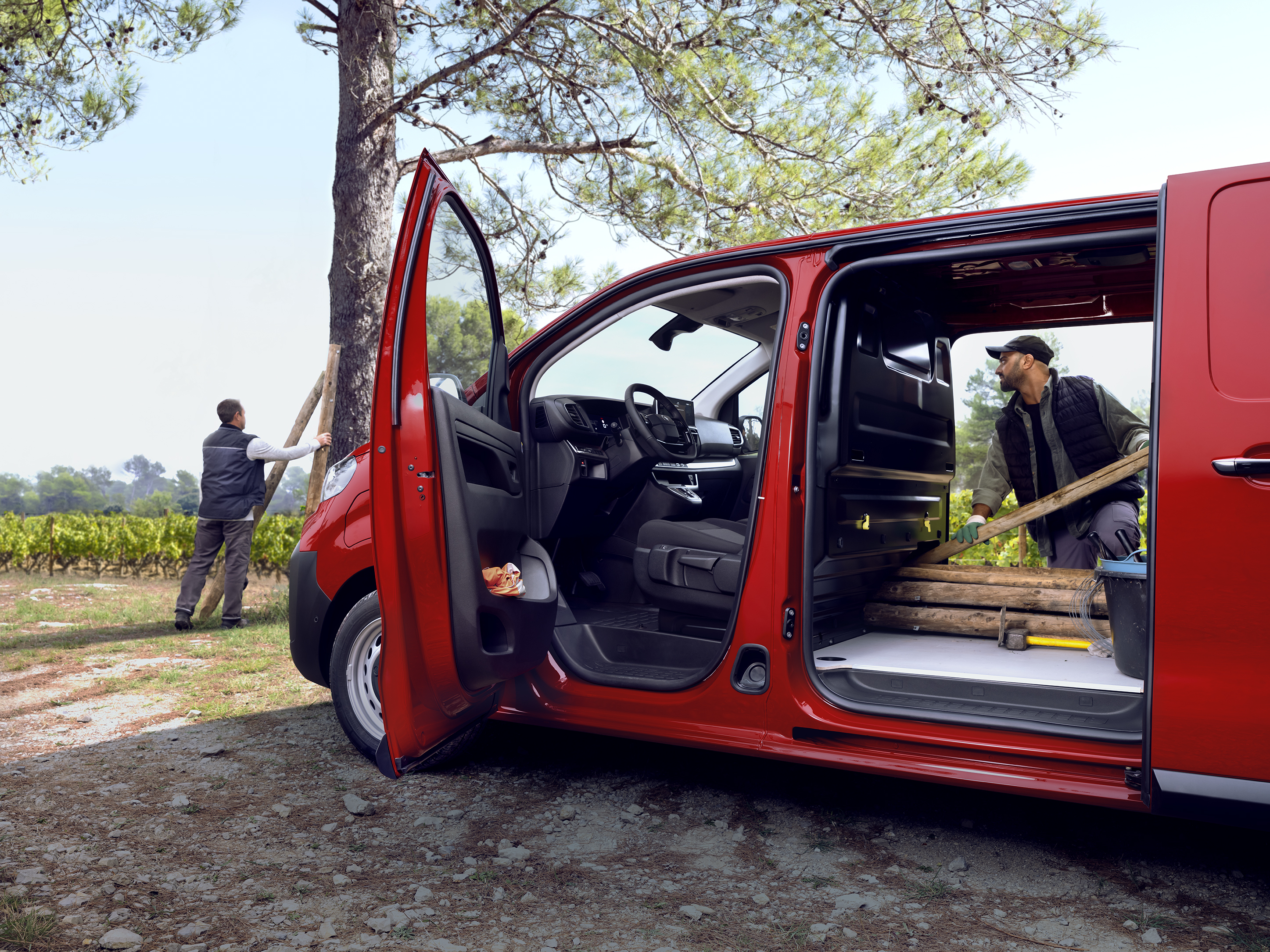 Citroën Jumpy 2024 : porte conducteur et porte latérale coulissante ouvertes